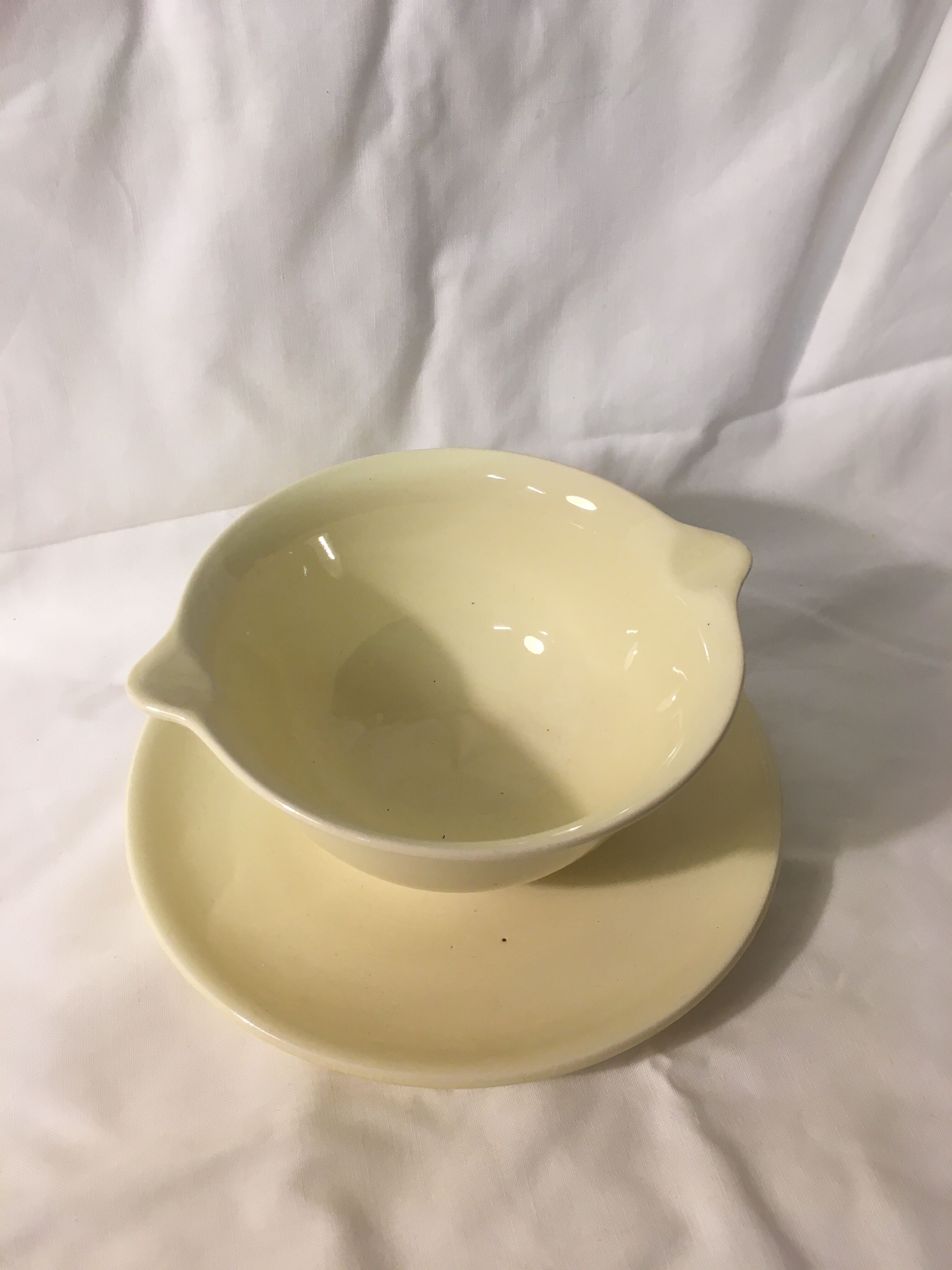 Saucience in earthenware of yellow salins retro chick