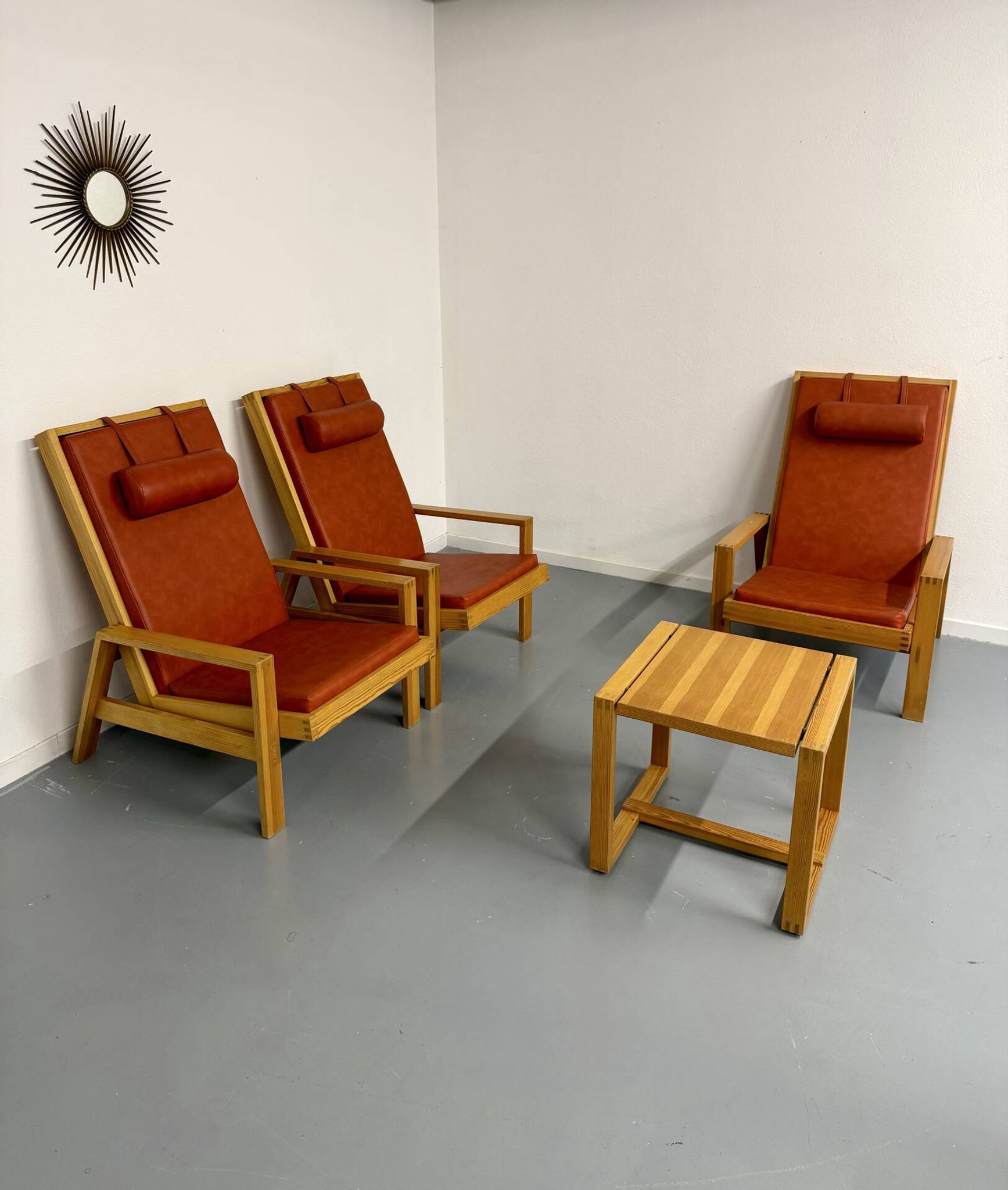 Scandinavian design lounge set in pine with 3 lounge chairs and a table from the 70s.