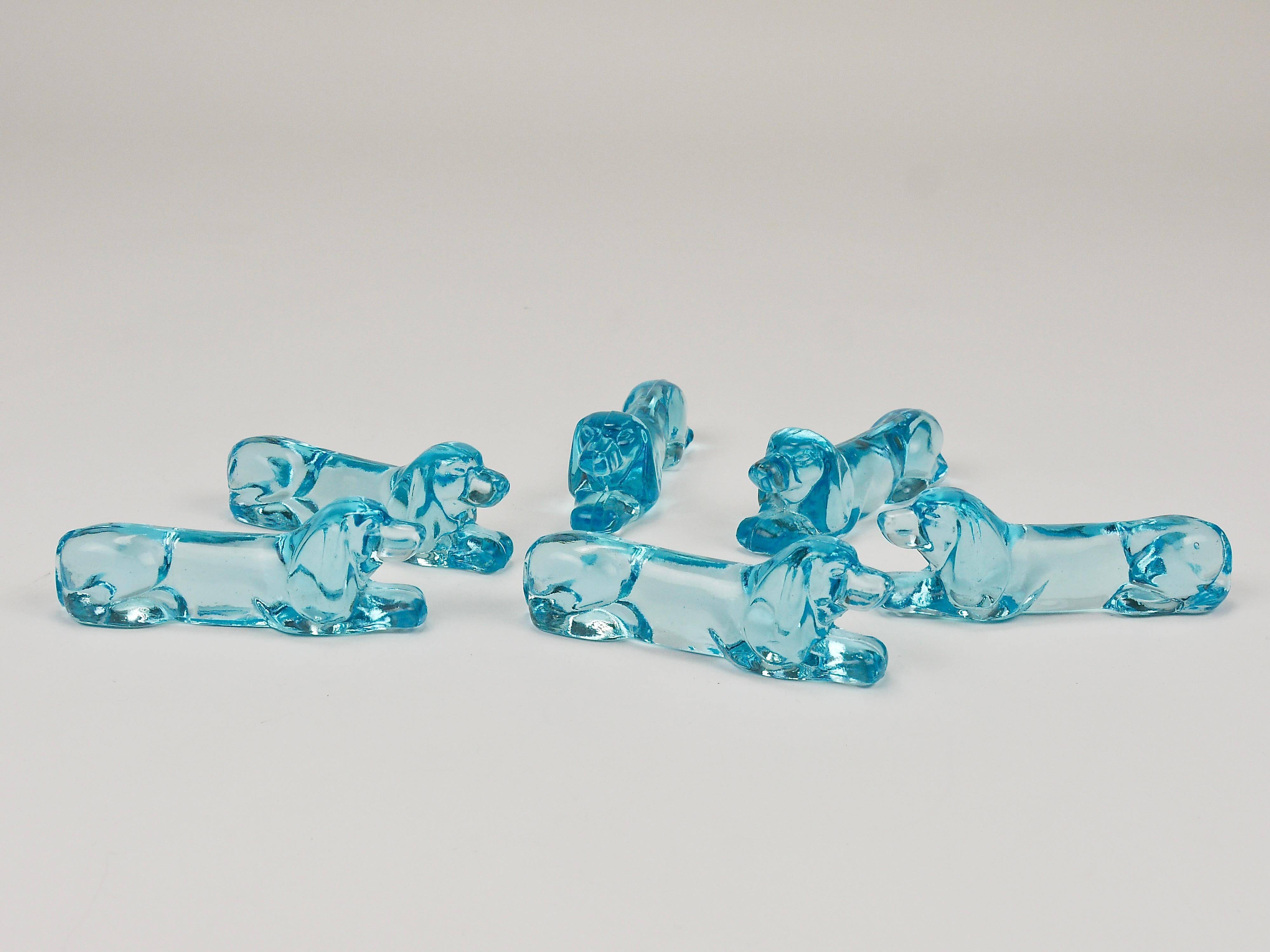 6 repose-couteaux Art déco français en verre bleu clair, années 1930 représentant un teckel ou basset