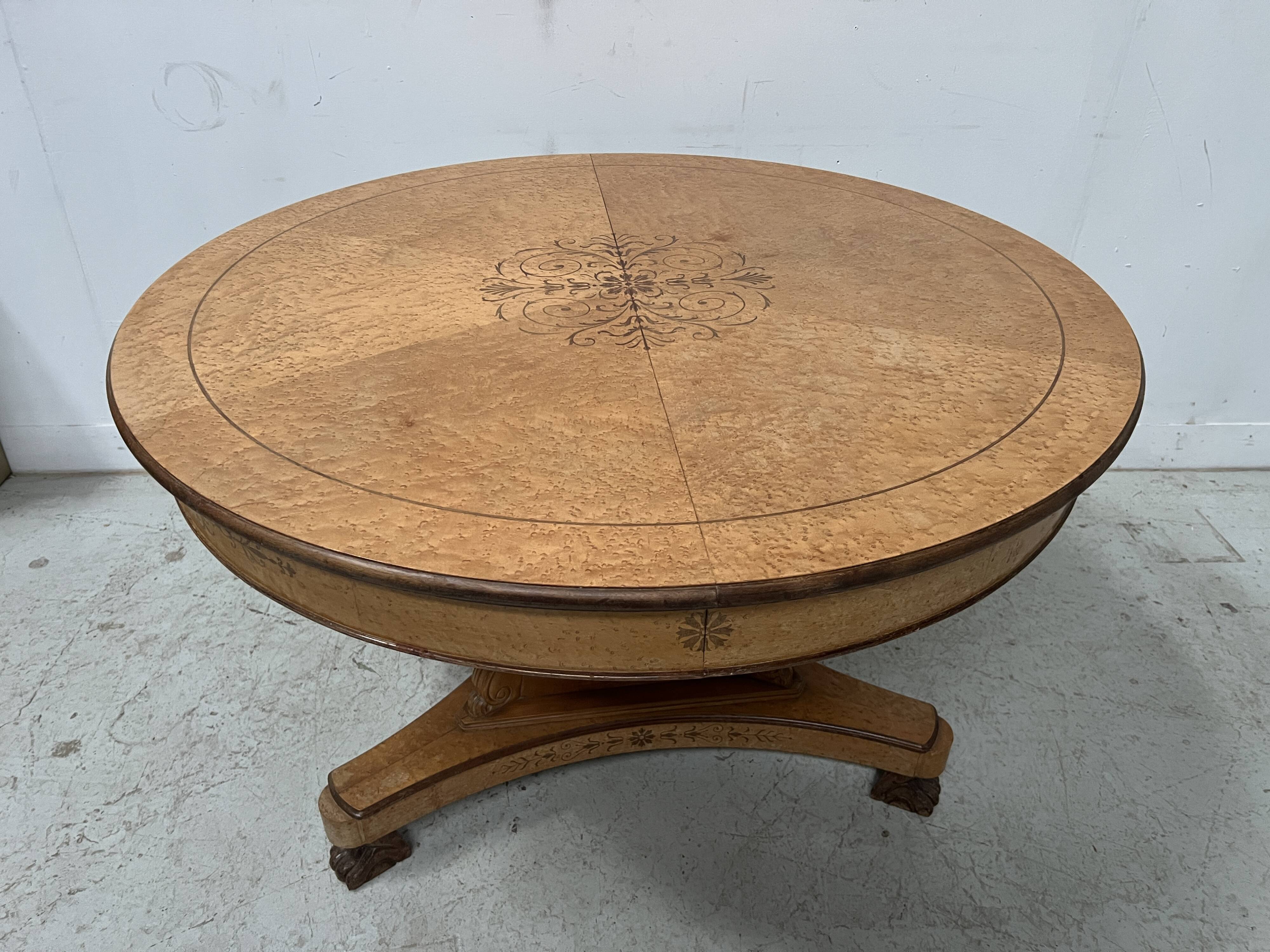 Table a manger de style Charles X en placage de bois d'érable XX siècle