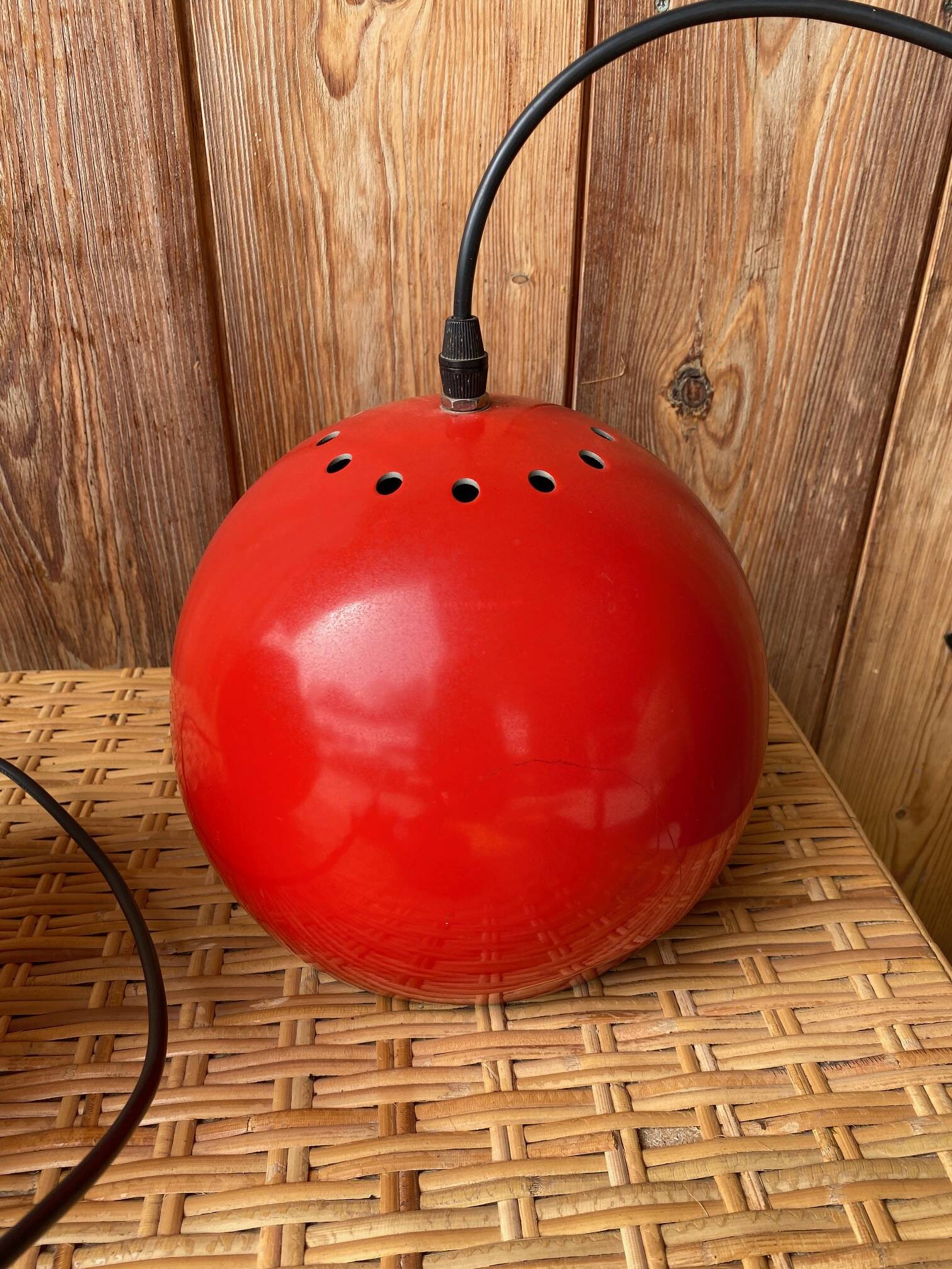Paire de suspension boule rouge en métal années 70.