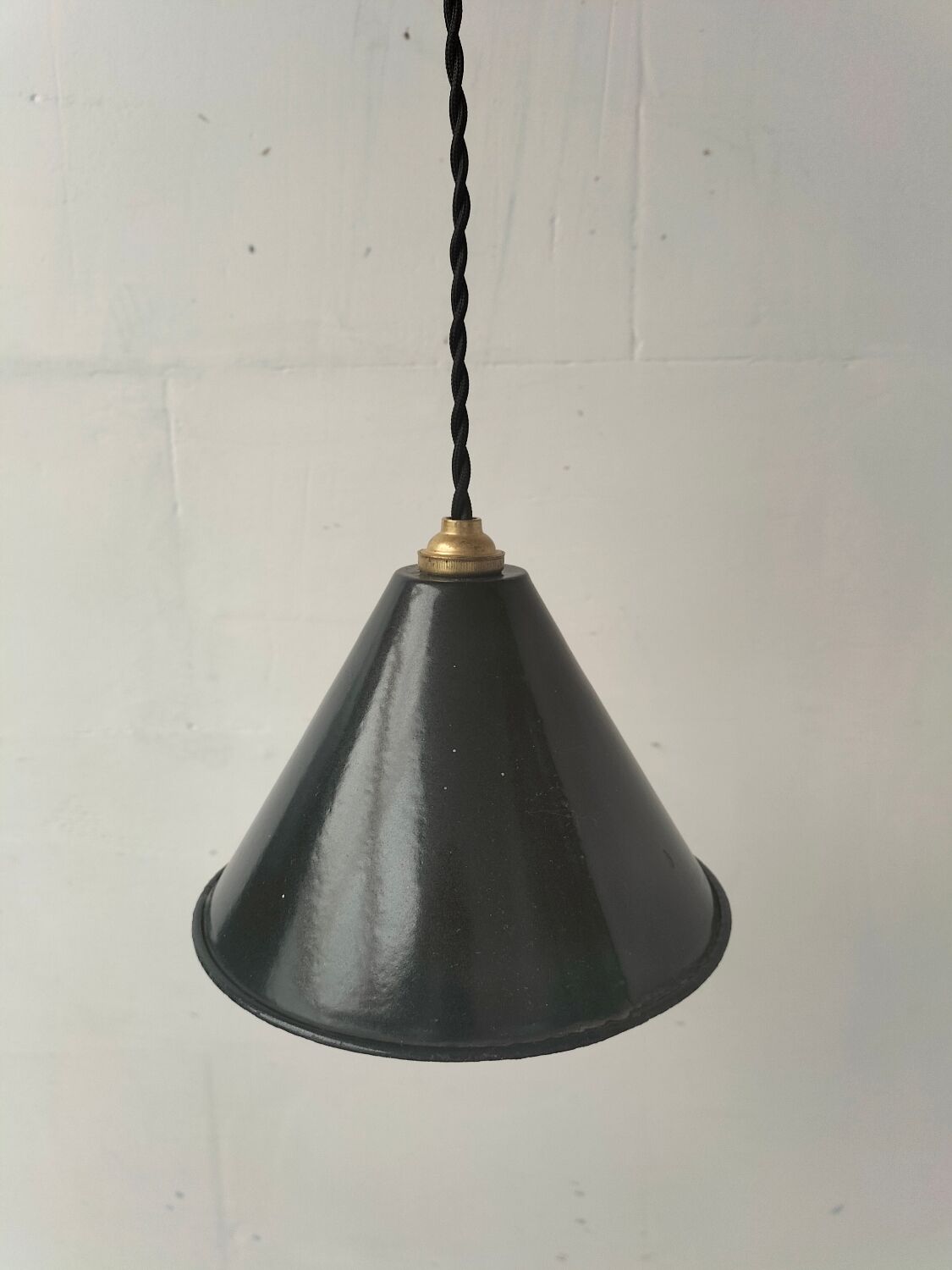 Enamelled sheet metal cone pendant light