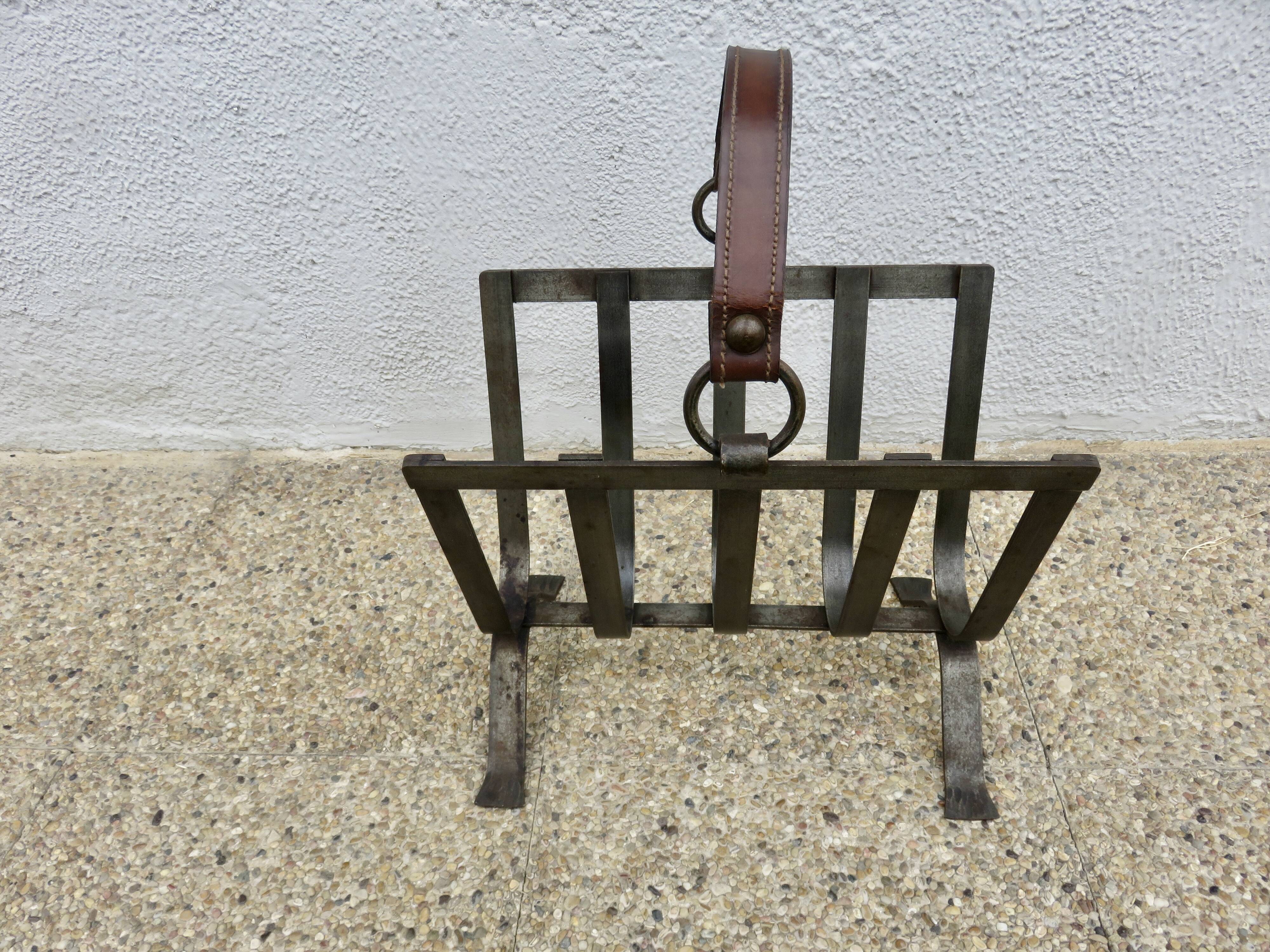Porte revue en acier brut et cuir, dans le style de Jacques Adnet