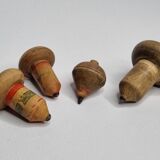 Ensemble de 4 Toupies Anciennes en Bois – Jouets Vintage Peints à la Main
