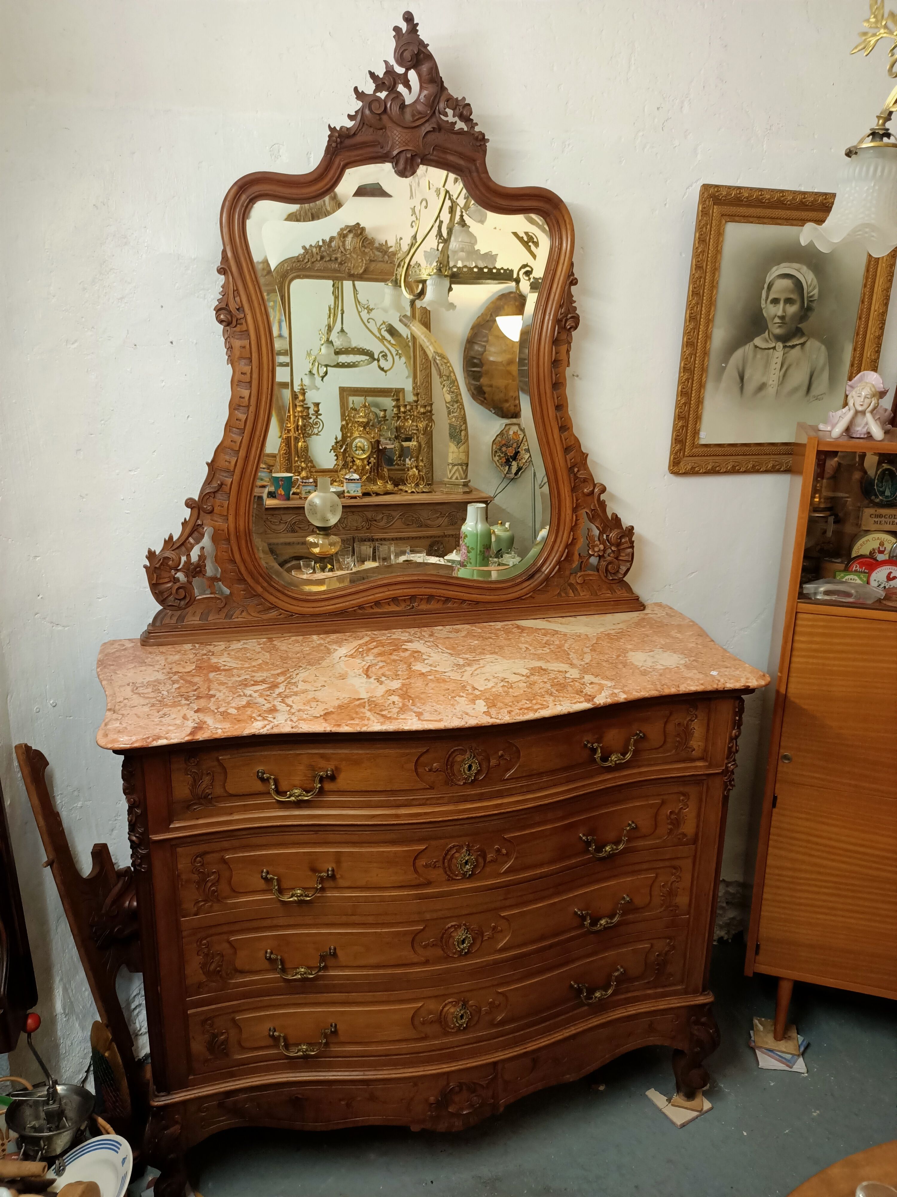 Chest of drawers with mirror