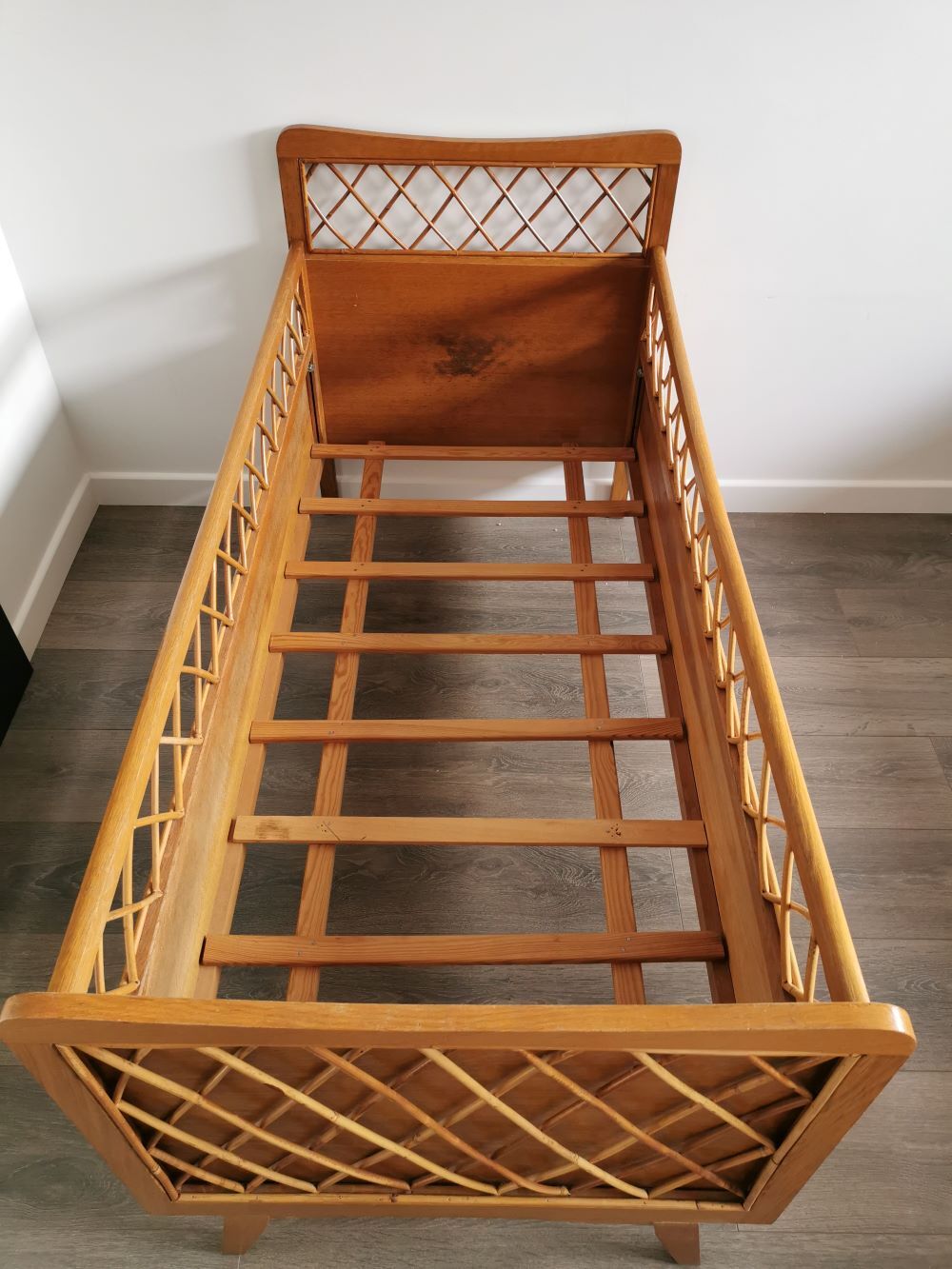Rattan bed with compass feet