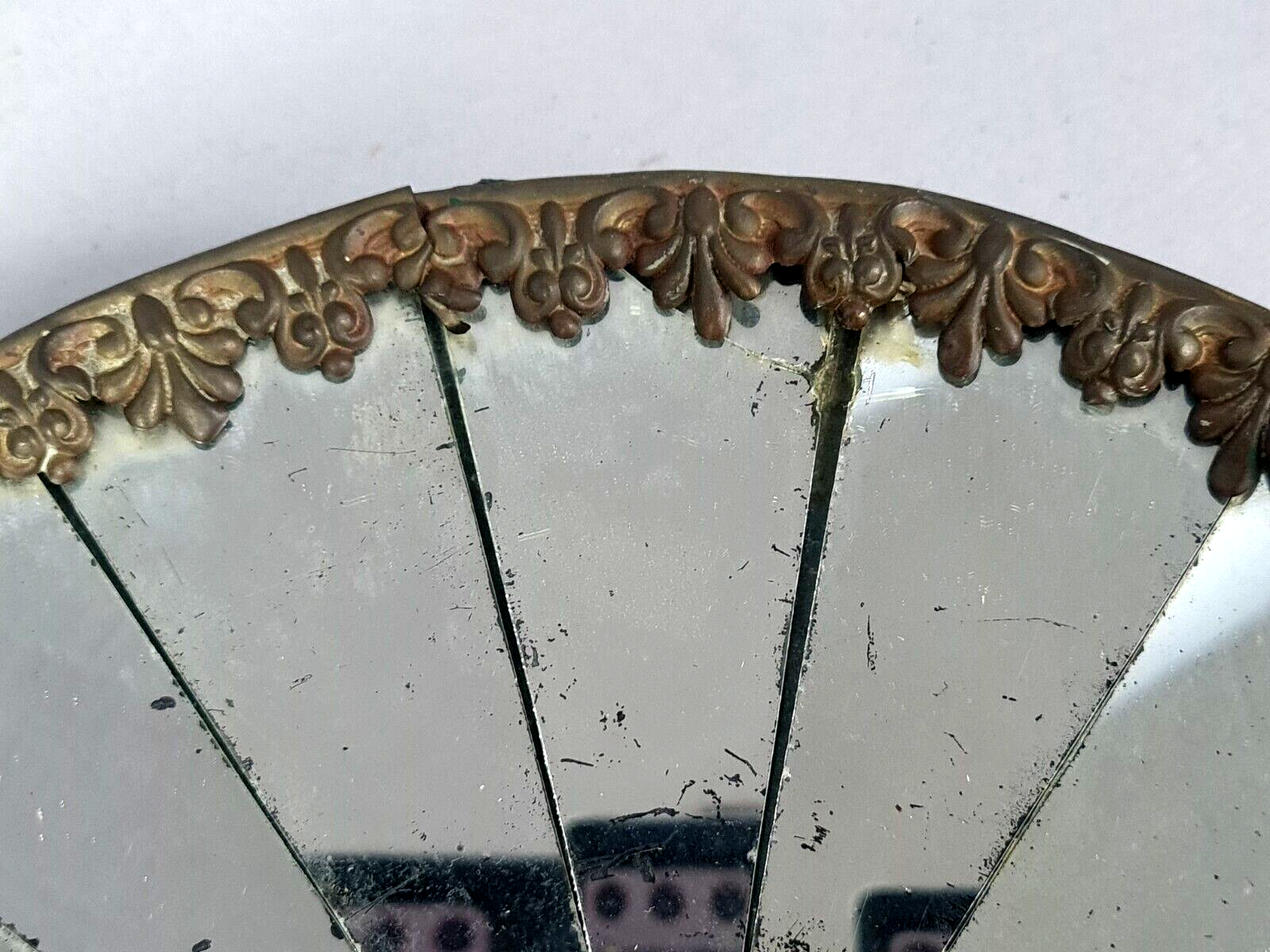 Old wall lamp with reflective mirrors SB185