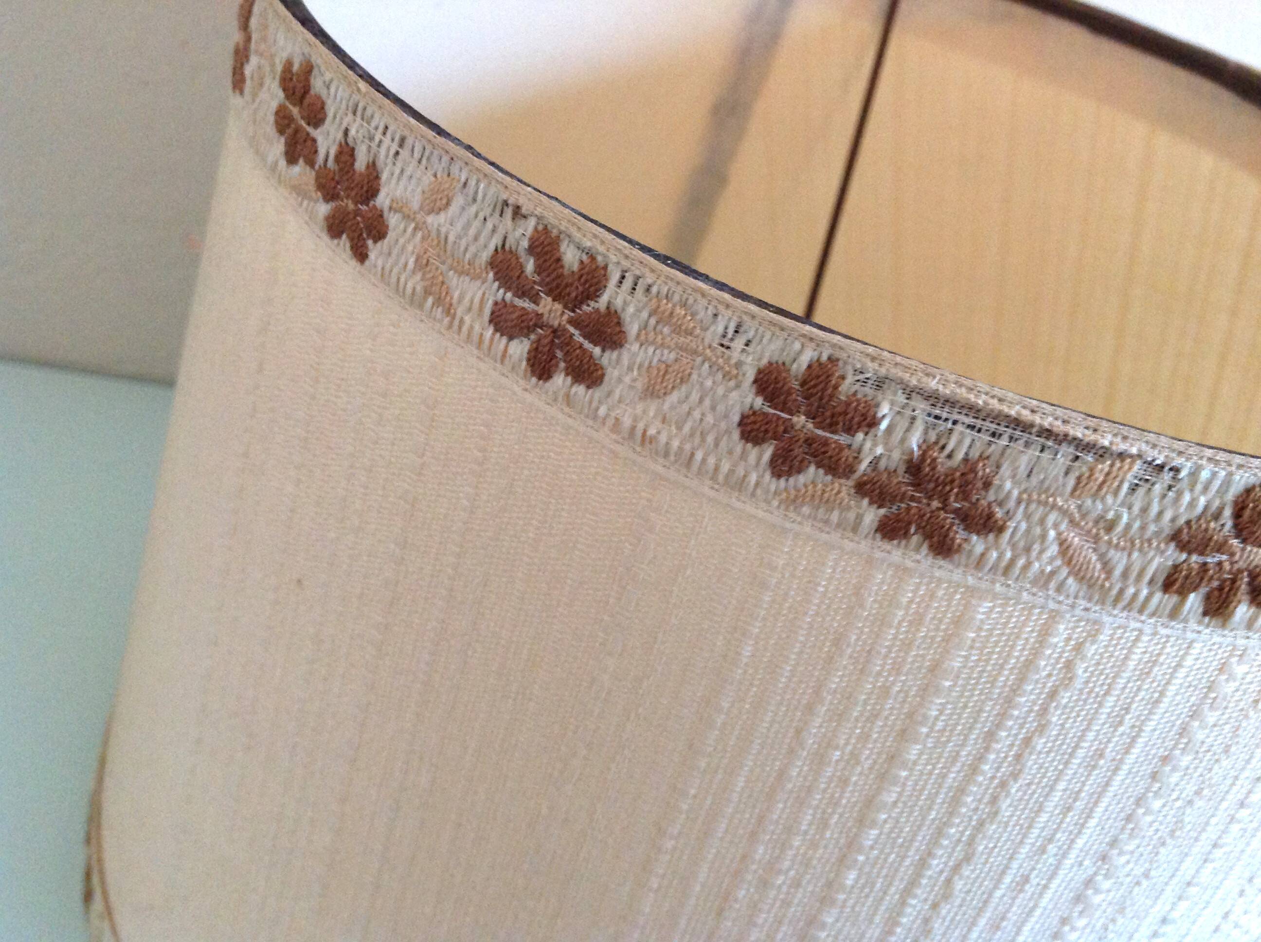 Lampe en albatre et abat jour tissu ecru / vintage années 50-60