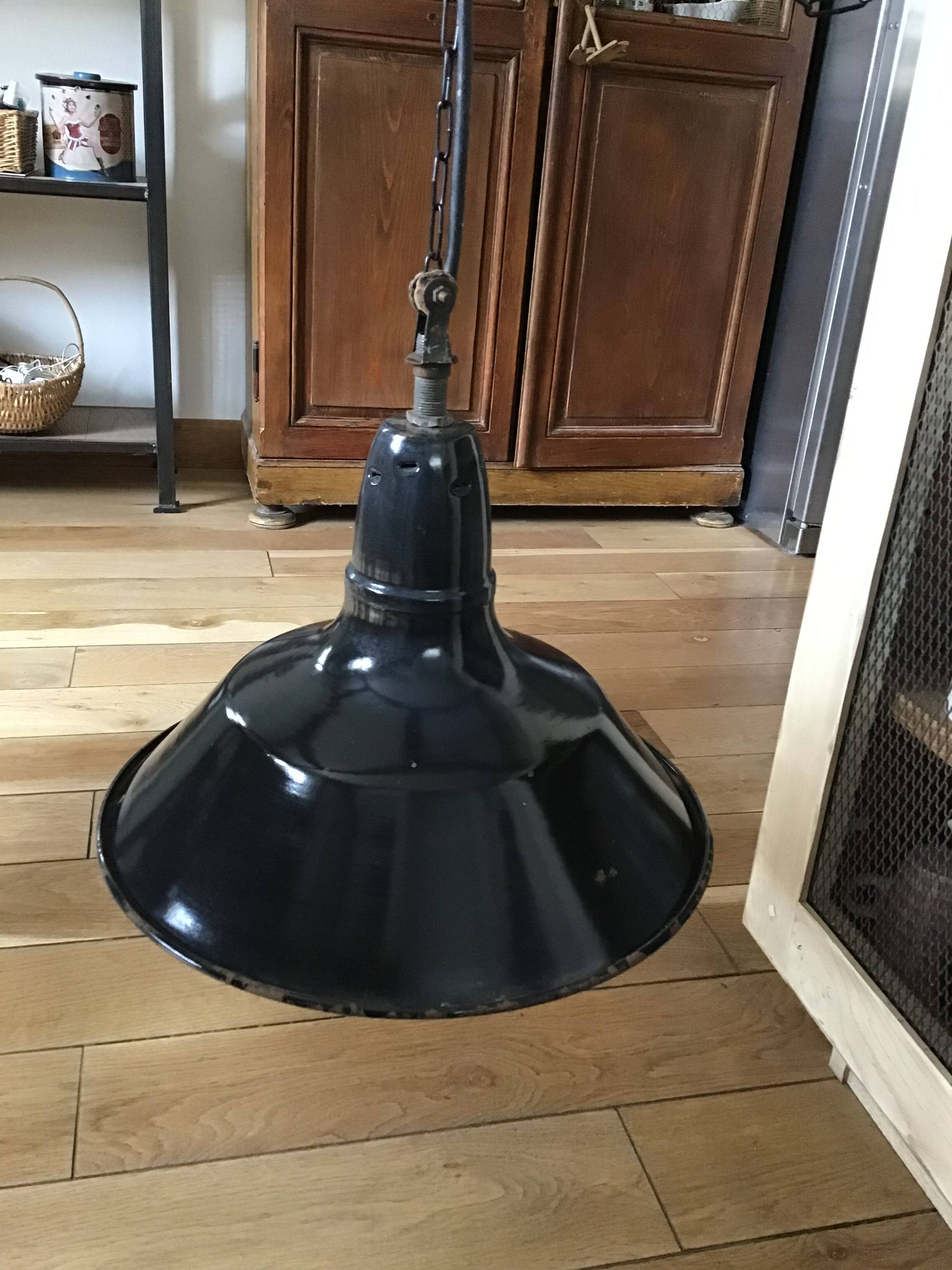 Industrial enamelled sheet metal suspension