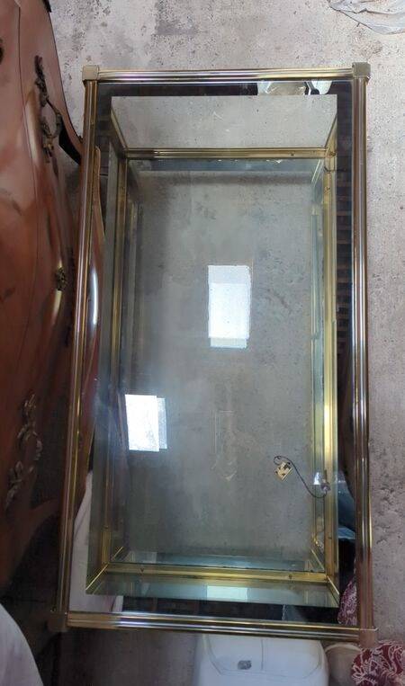 Vintage display coffee table in gilded brass and glass with a lock.