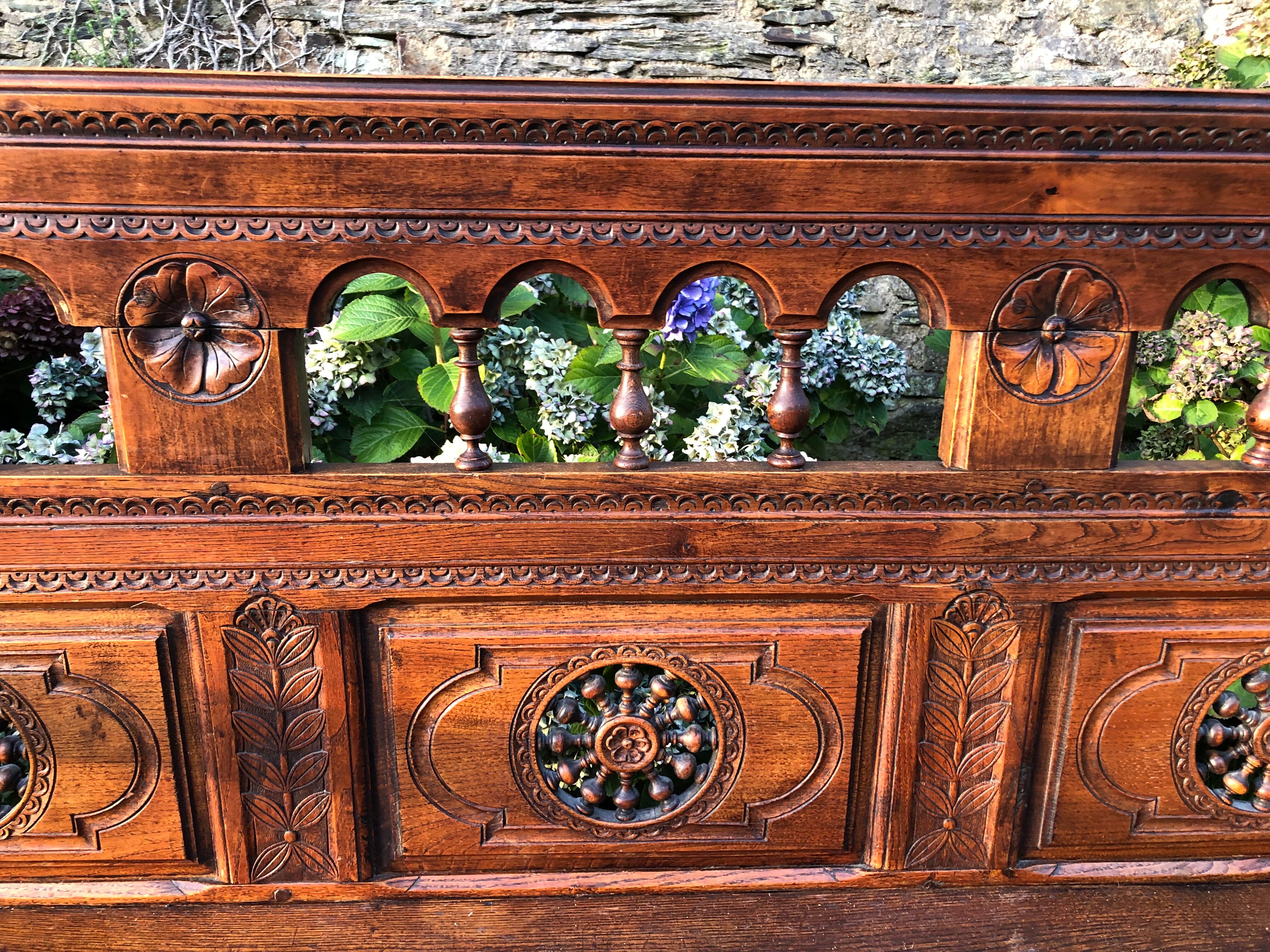 Breton chest bench carved from the early 20th century in solid oak.