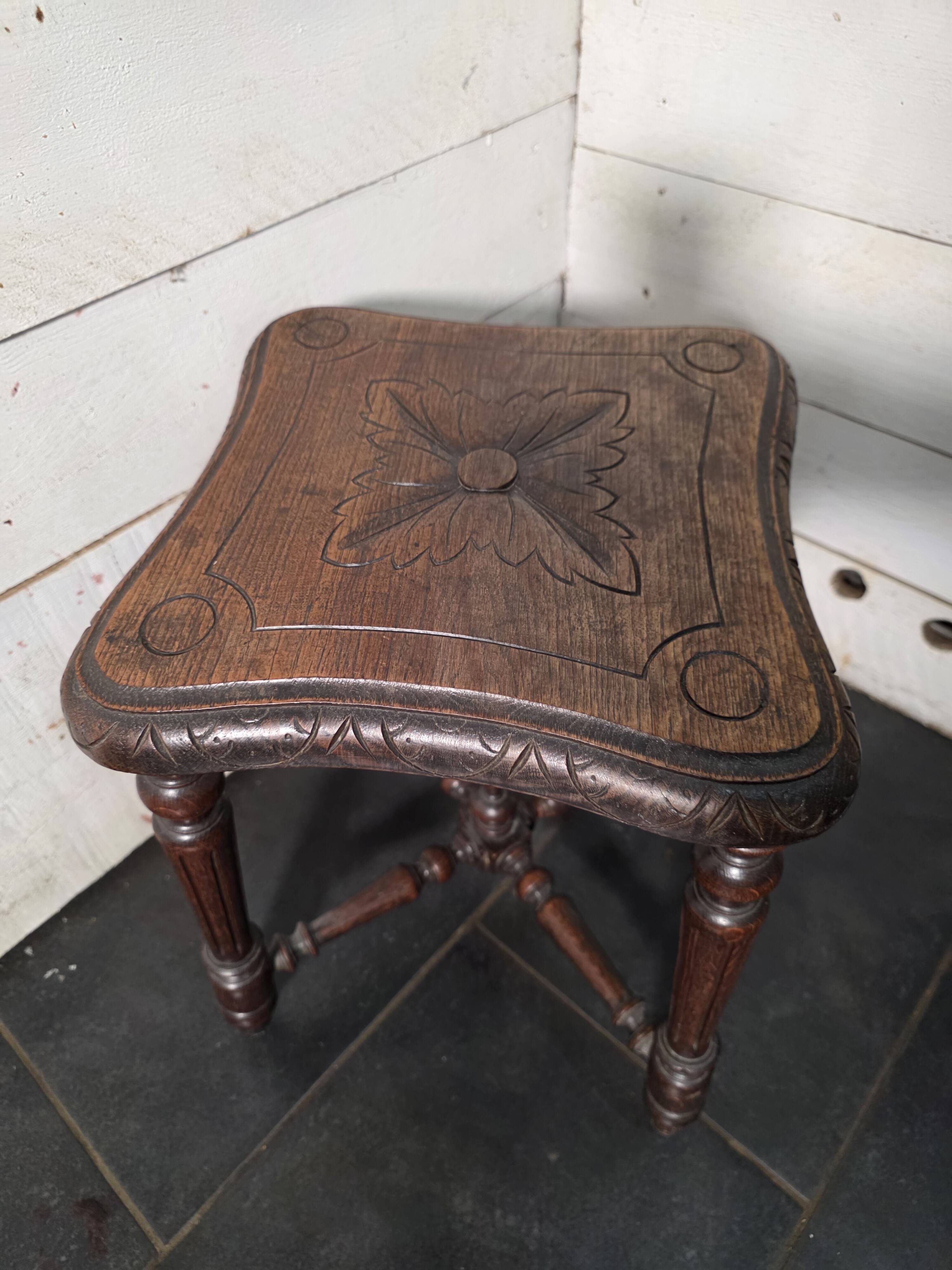 Tabouret ancien en bois sculpté en chêne massif