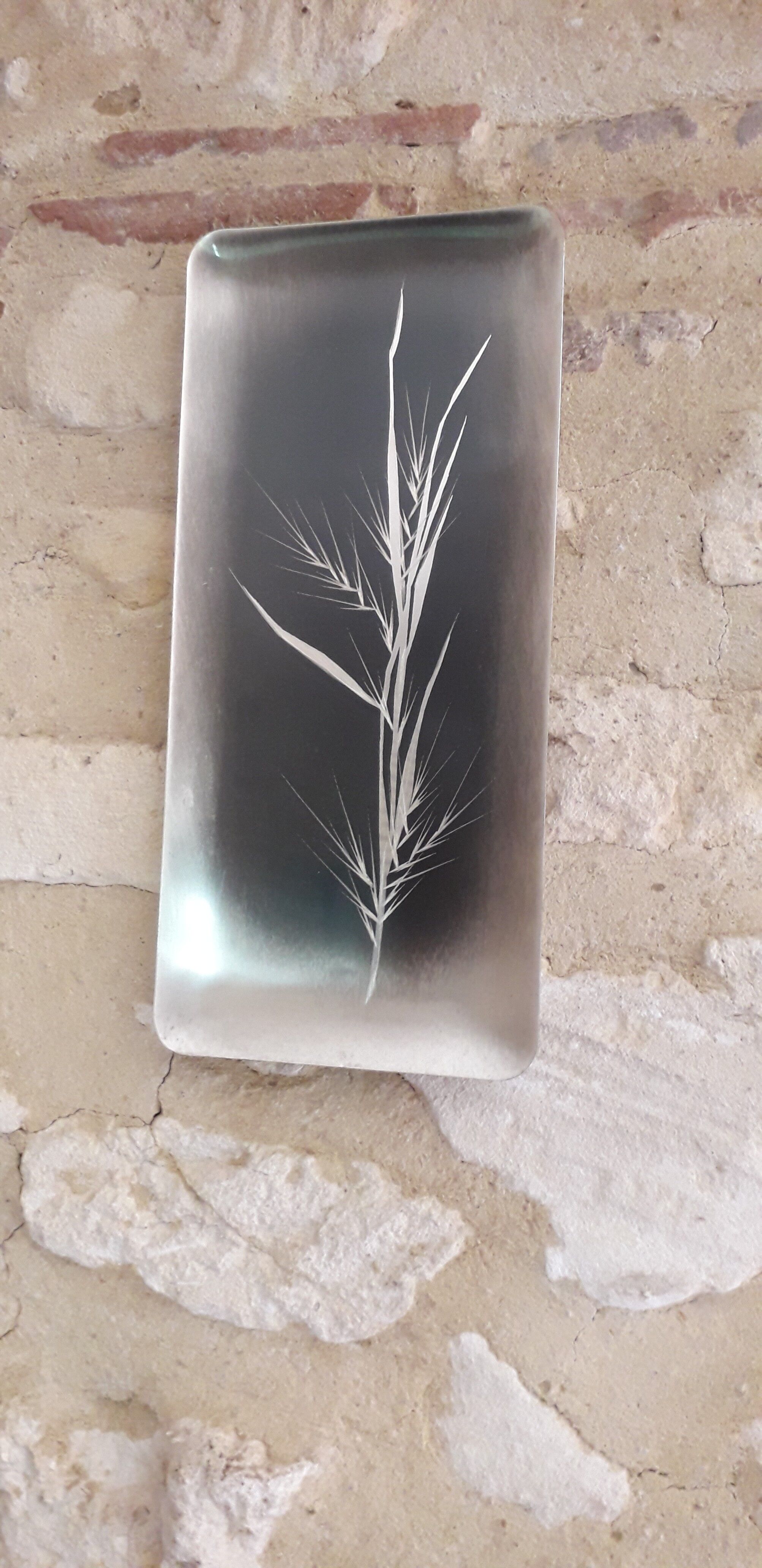 Stainless steel top, hand-engraved décor, to hang