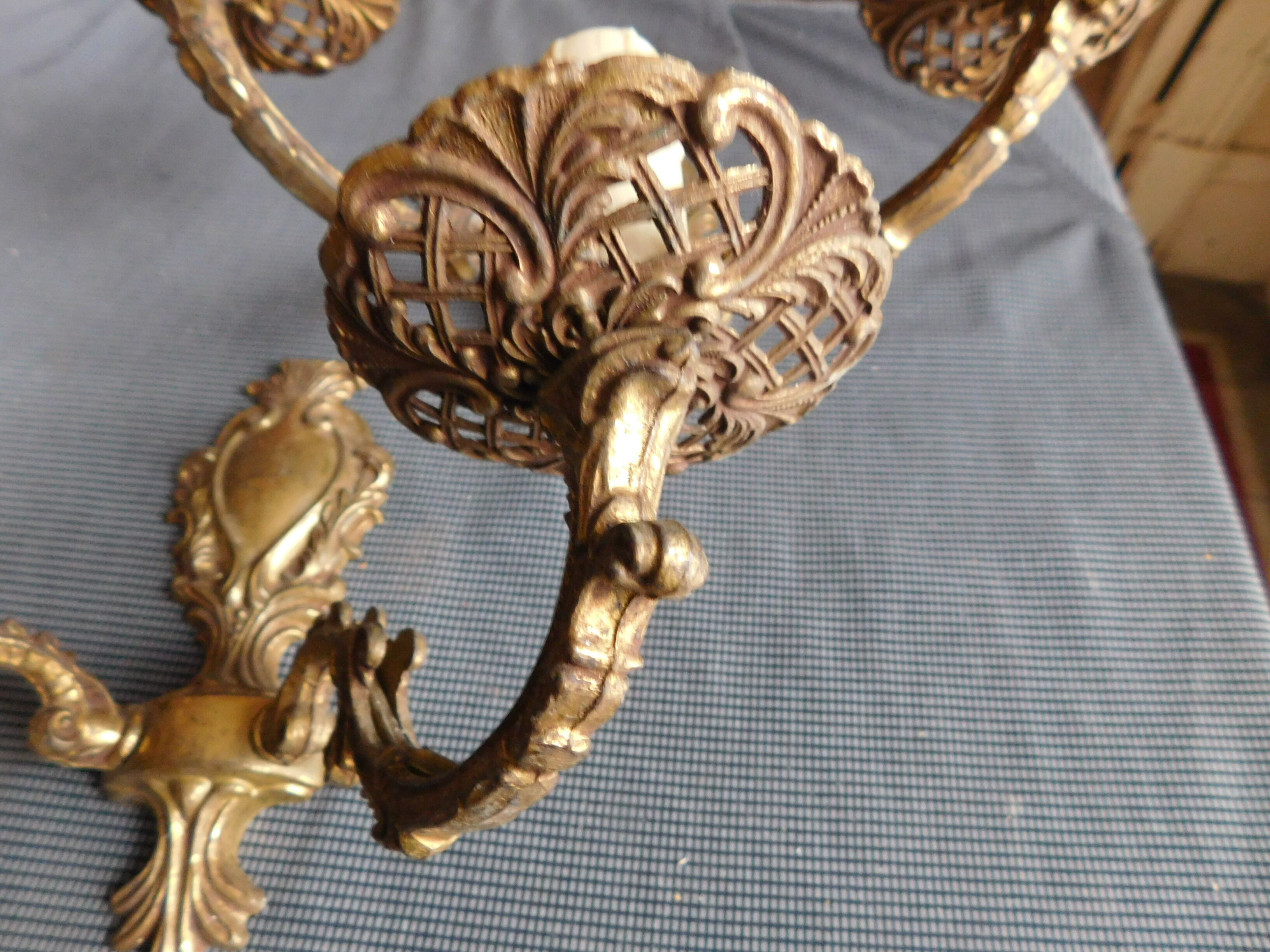 Paire d'appliques métal doré de style Louis XV