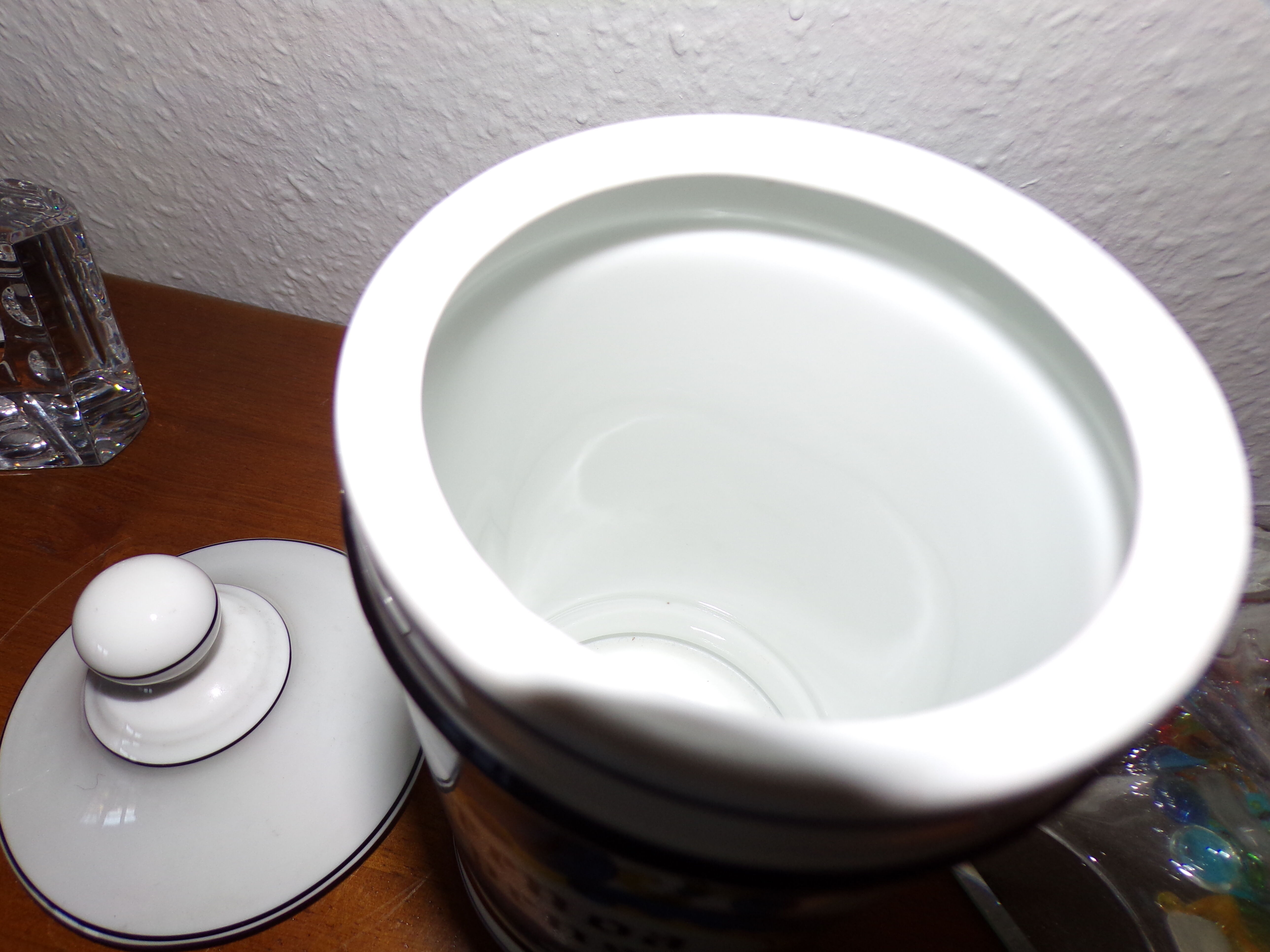 Apothecary pot with pharmacy porcelain of dismissal