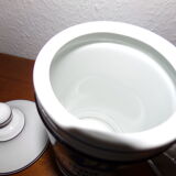 Apothecary pot with pharmacy porcelain of dismissal