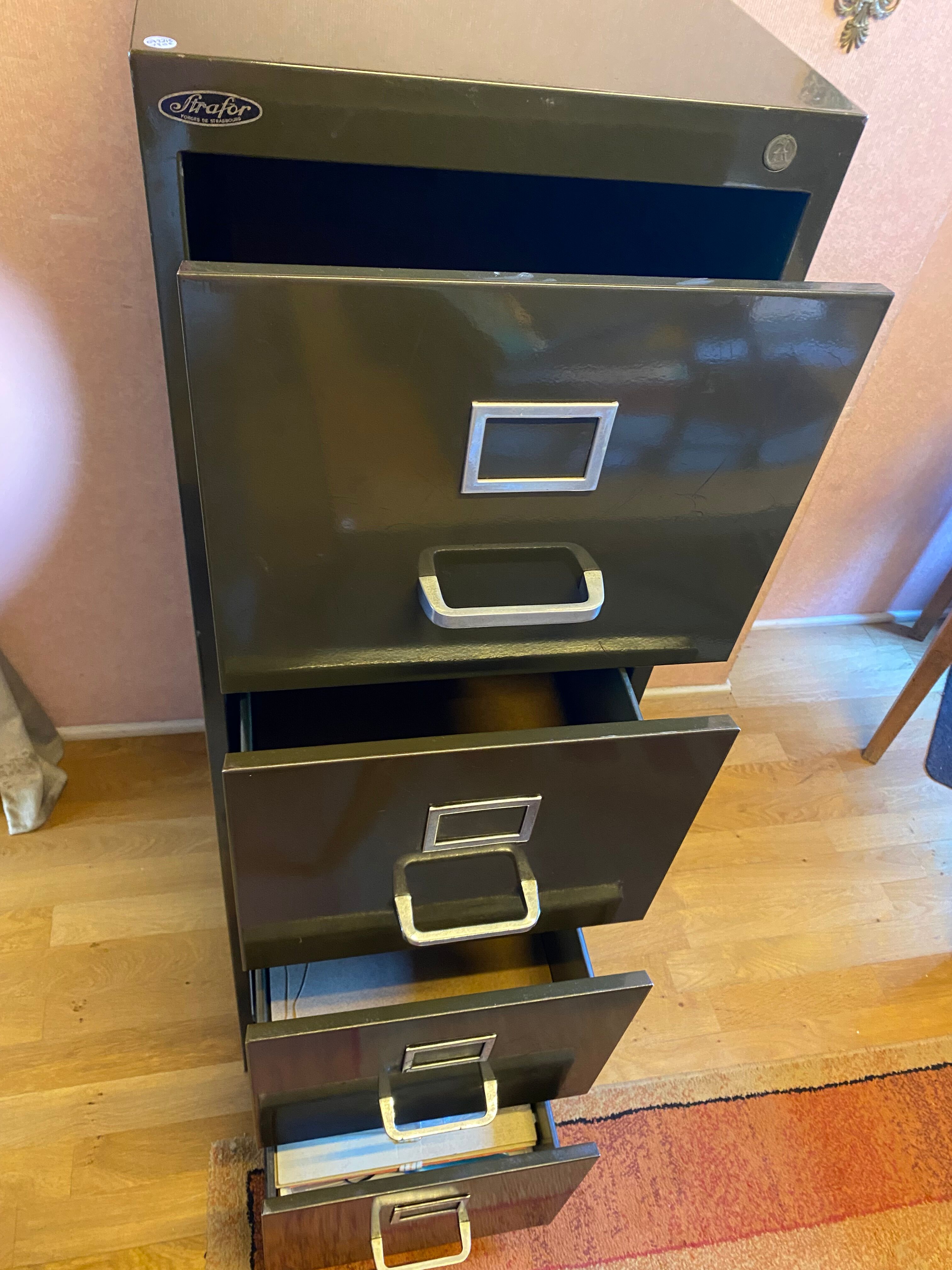 Strafor metal office binder.