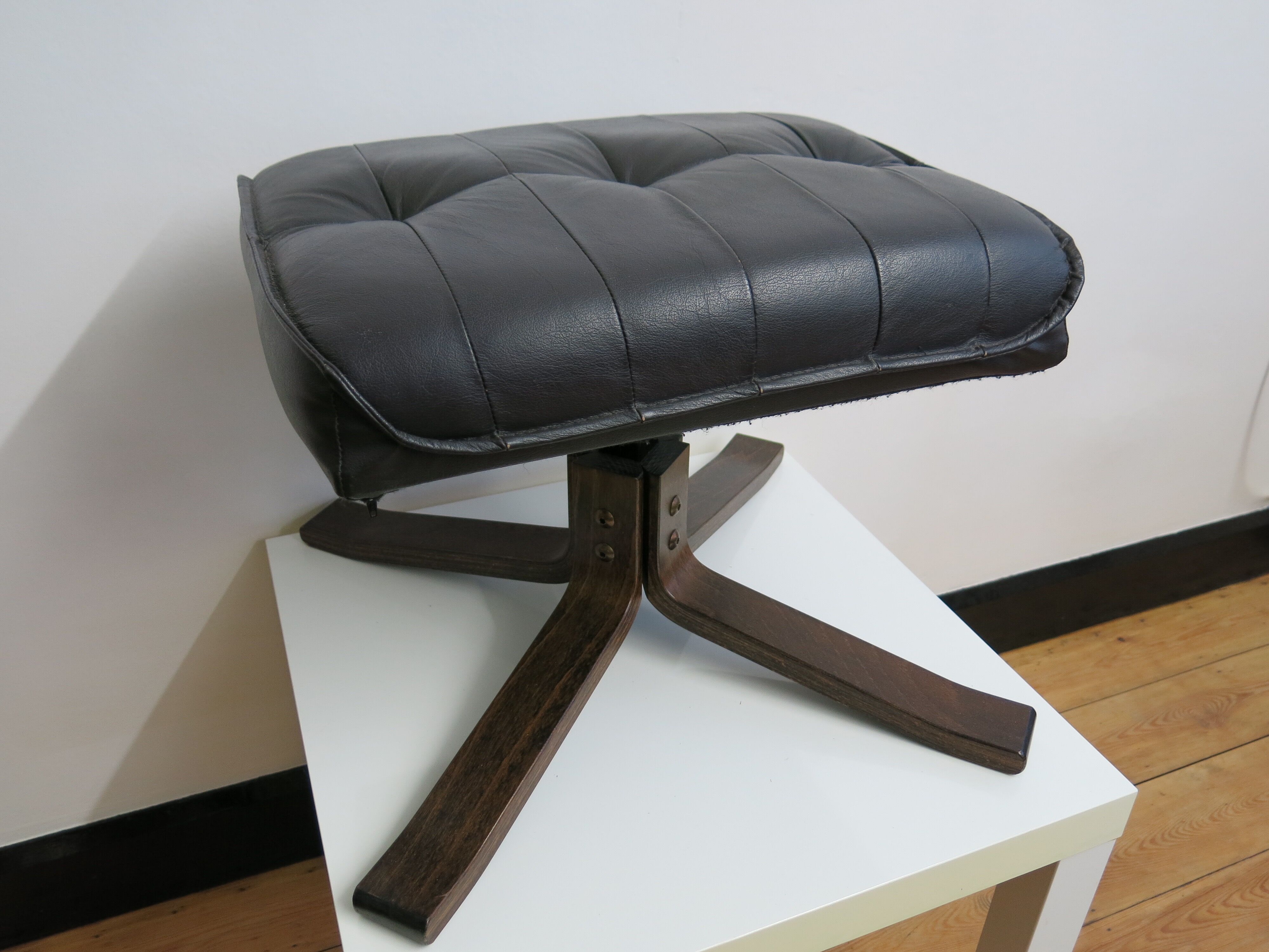 Ottoman Unico in chocolate colored leather