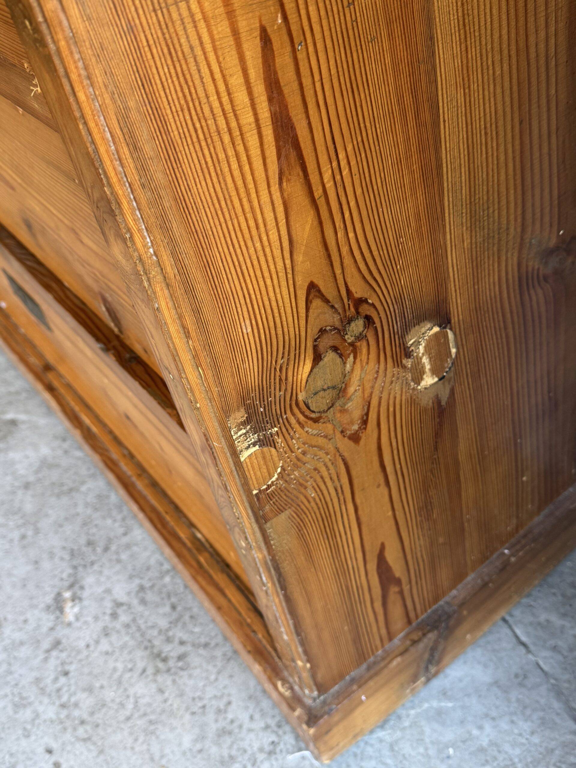 Wooden chest of drawers