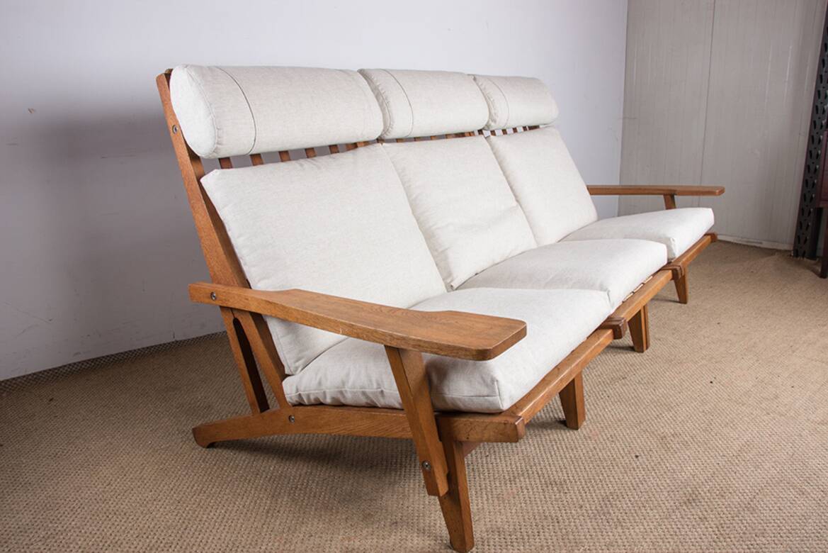 Danish sofa in solid oak and fabric, model GE375 by Hans Wegner 1960.