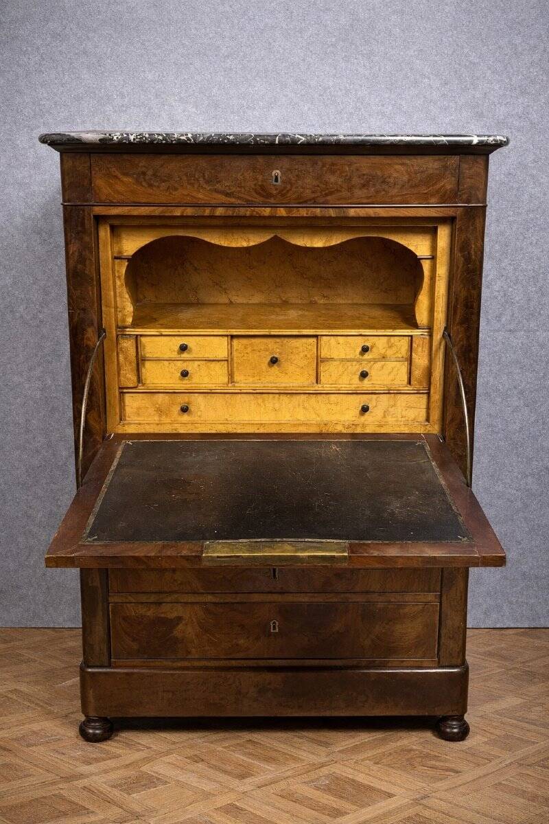 Secretary from the Louis Philippe period in walnut briar, 19th century.