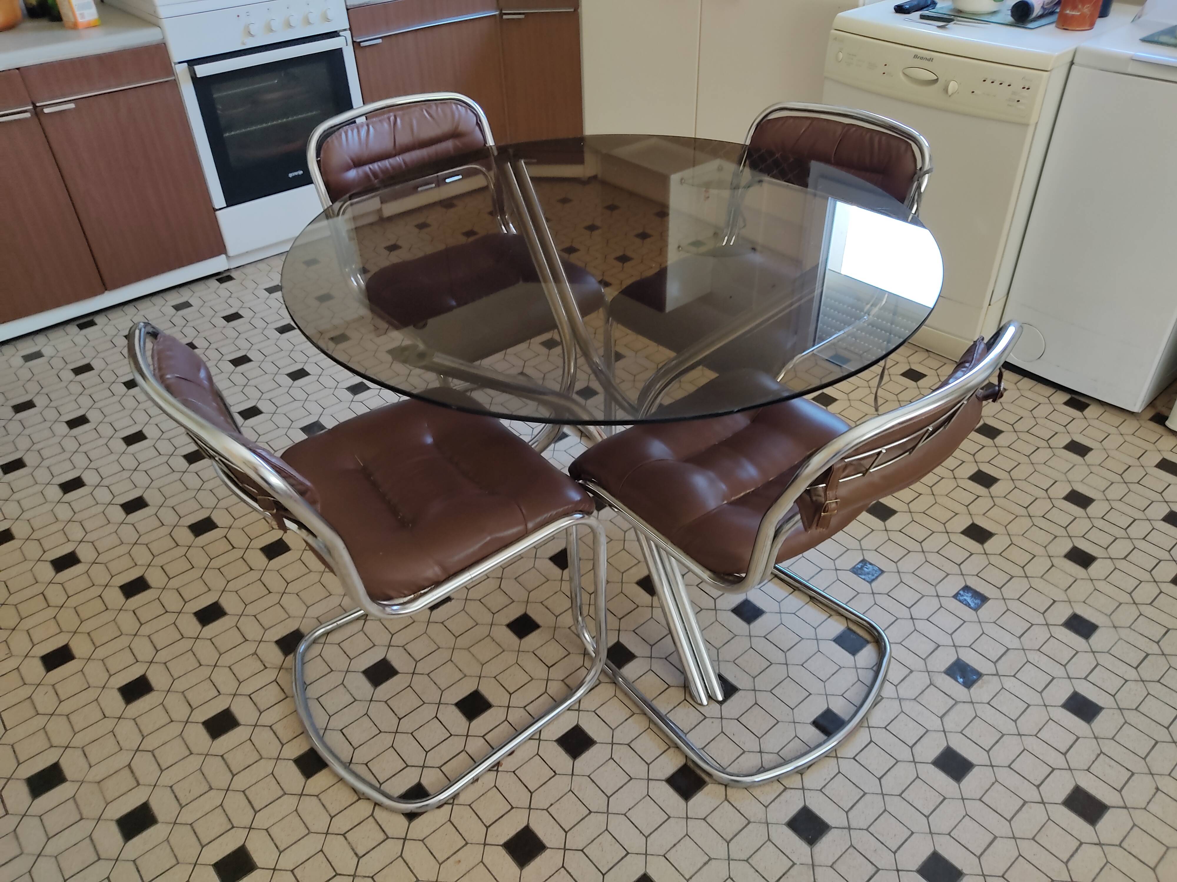Round kitchen table with smoked glass top and 4 chairs from the 1970s.