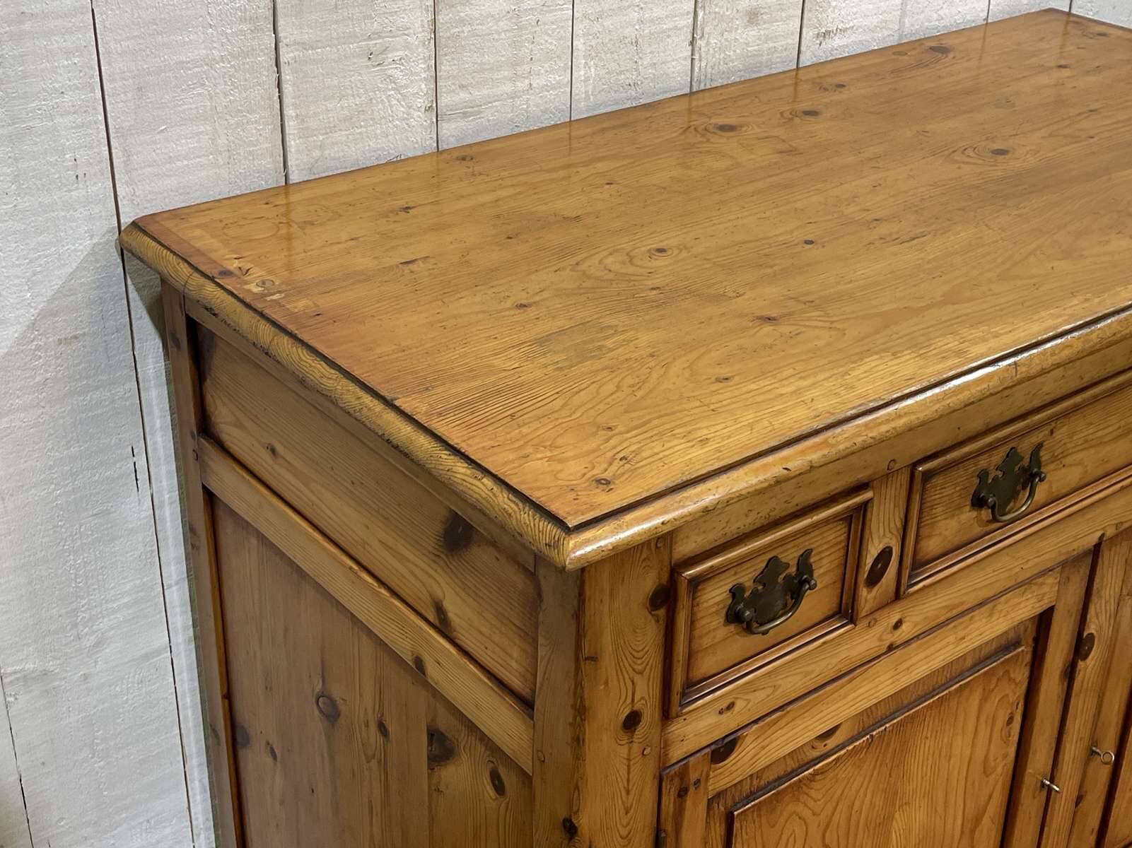 Buffet anglais en sapin des années 1950