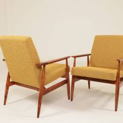 Deux chaises longues vintage en bouclée moutarde, design du milieu du siècle, 1960.