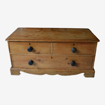 English style chest of drawers in pine