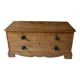 English style chest of drawers in pine