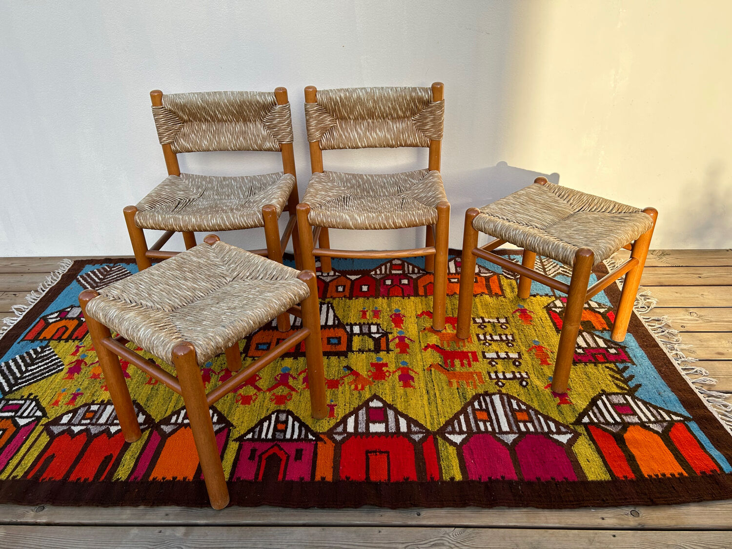 Chaises et tabourets paillés vintage