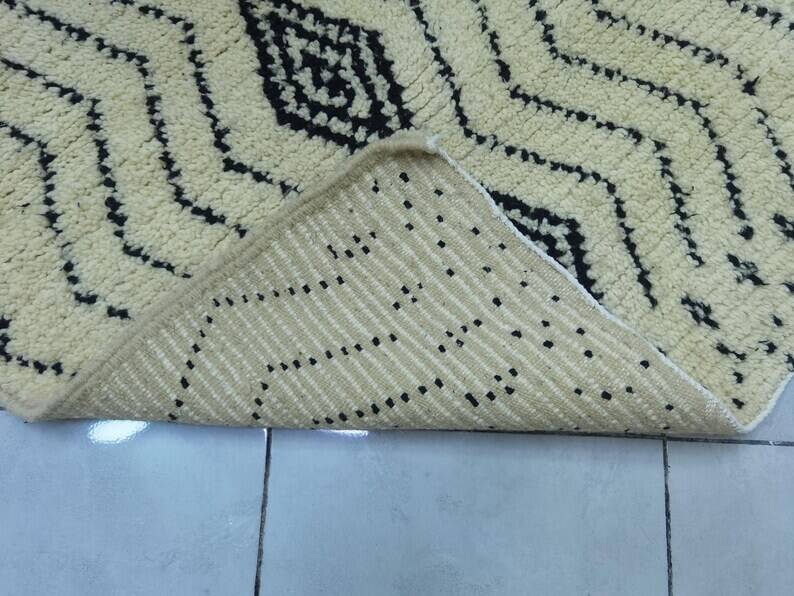 Handcrafted Moroccan rug decorated 250cm x 150cm