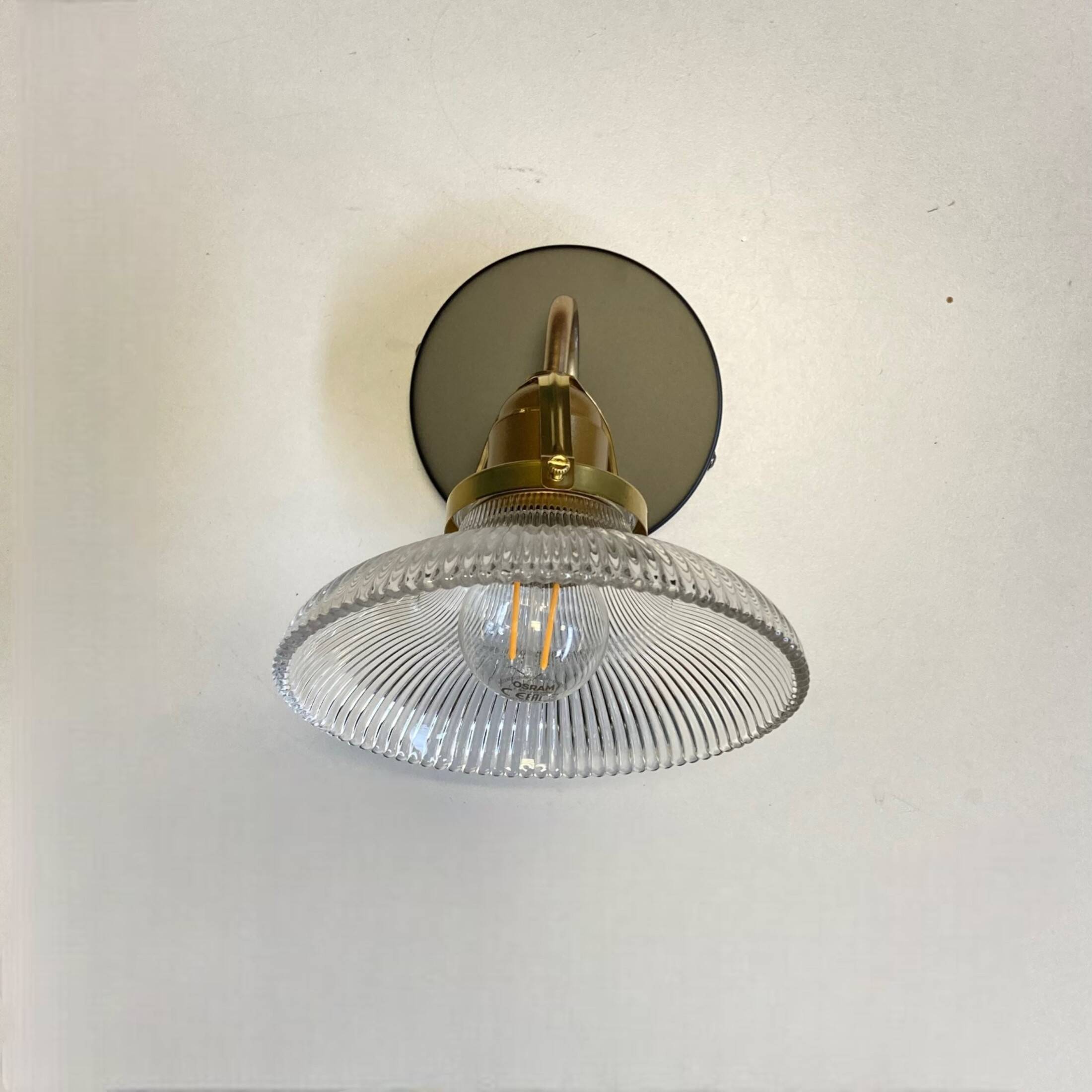 Small swan neck wall light in brass and prismatic glass vintage decoration