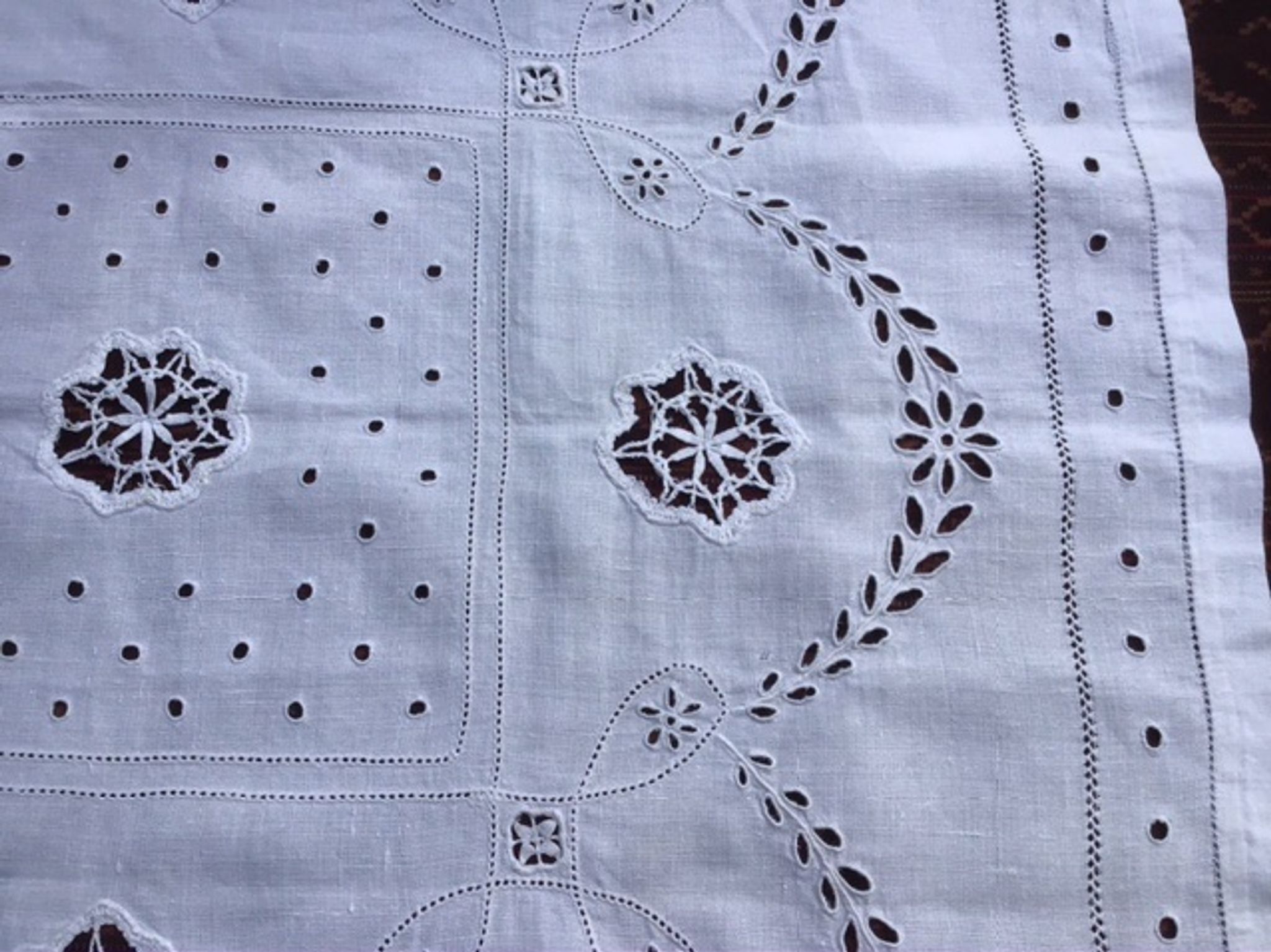 Linen table centre