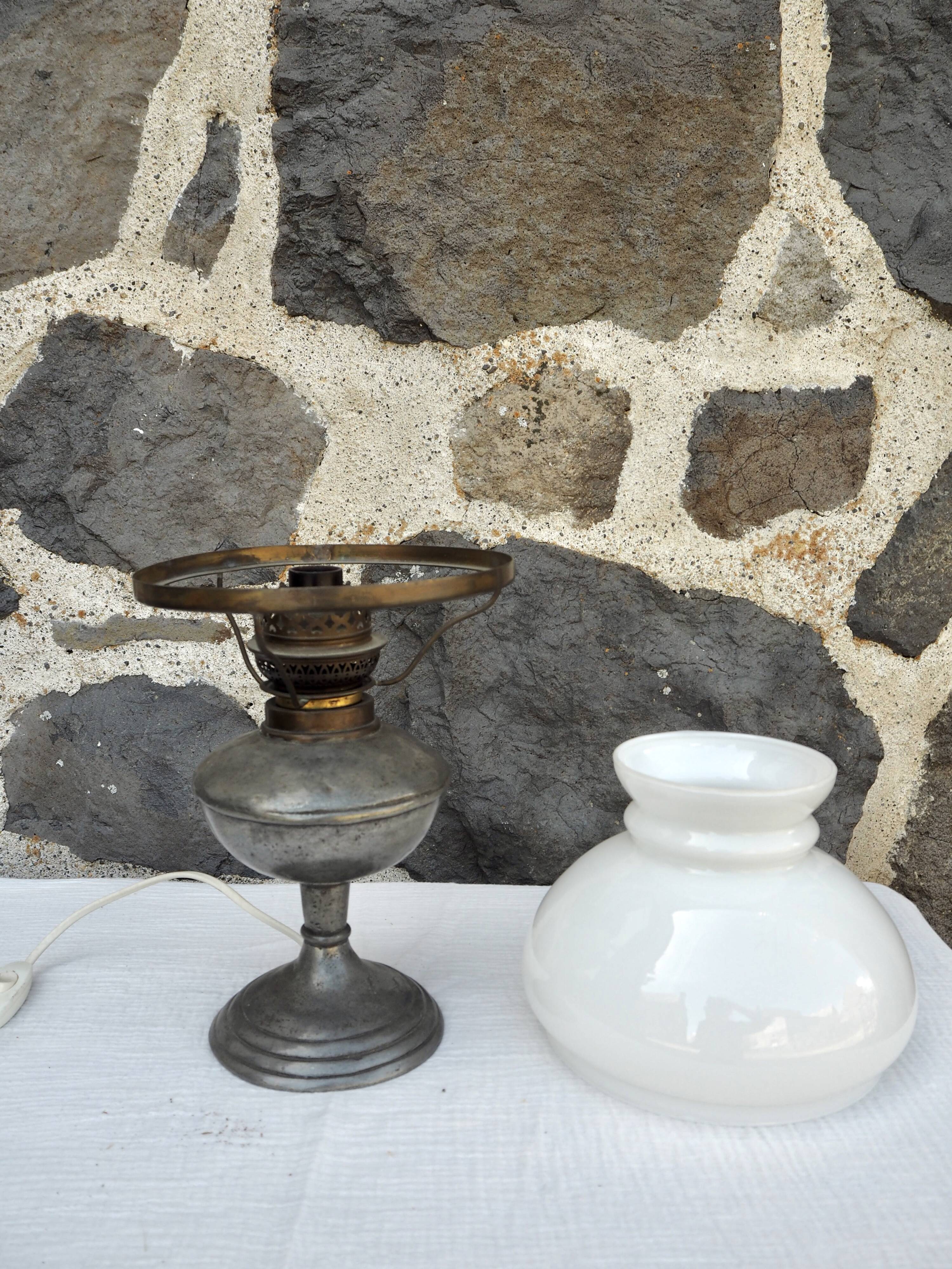 Classic pewter and opaline lamp, Les Étains de la Tour
