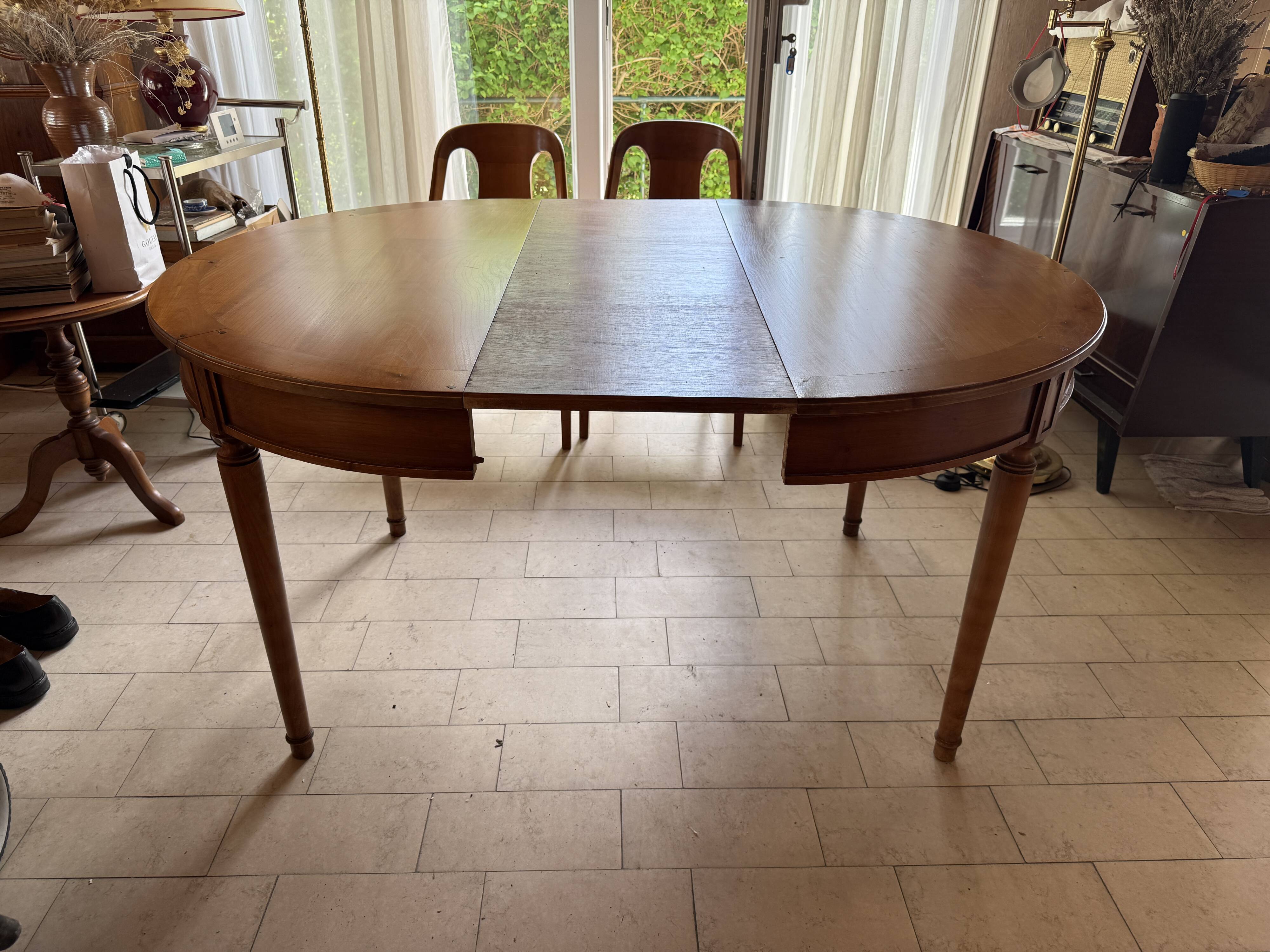 Table and 4 chairs in cherry wood.