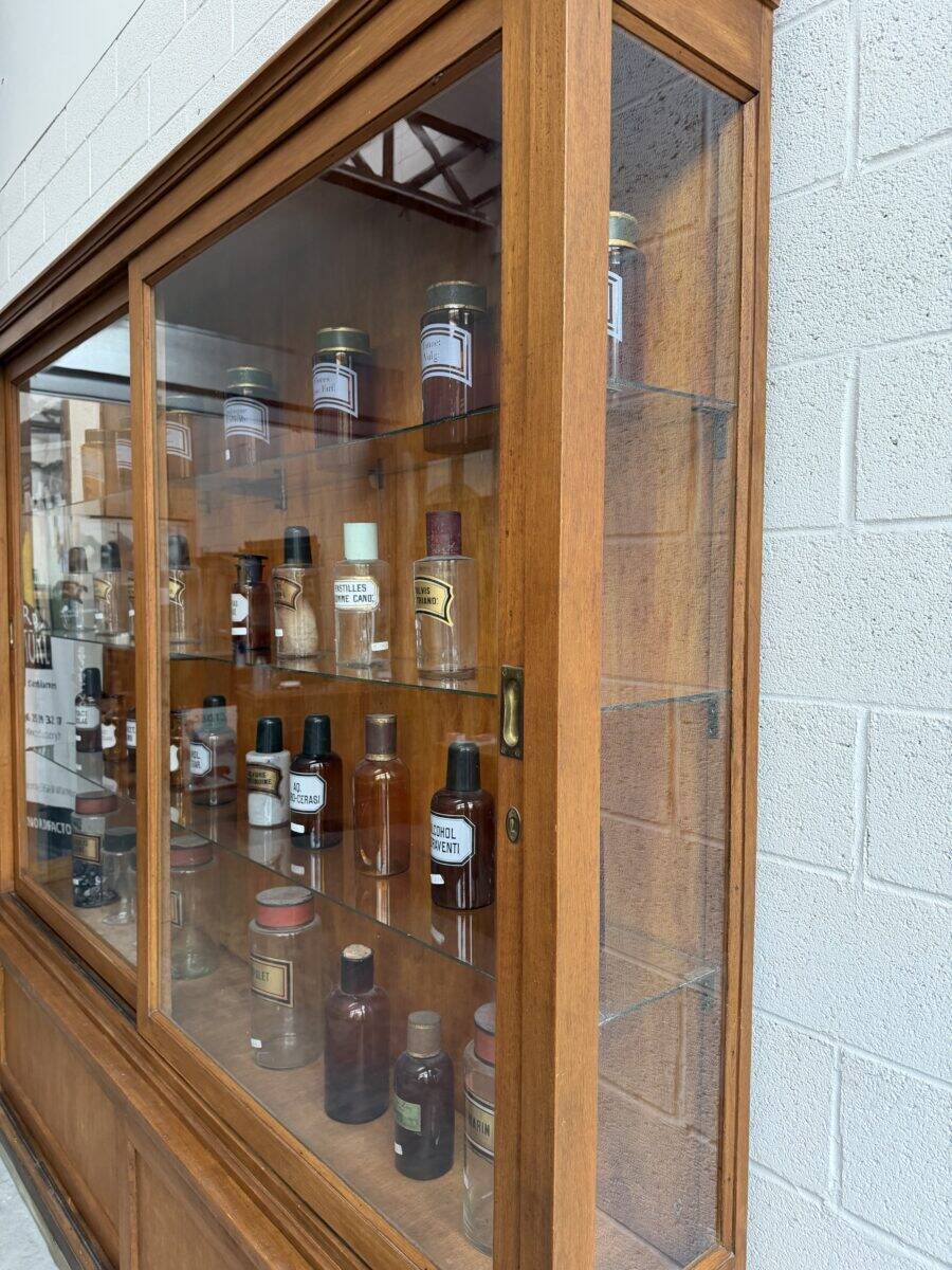 Ancienne vitrine de pharmacie