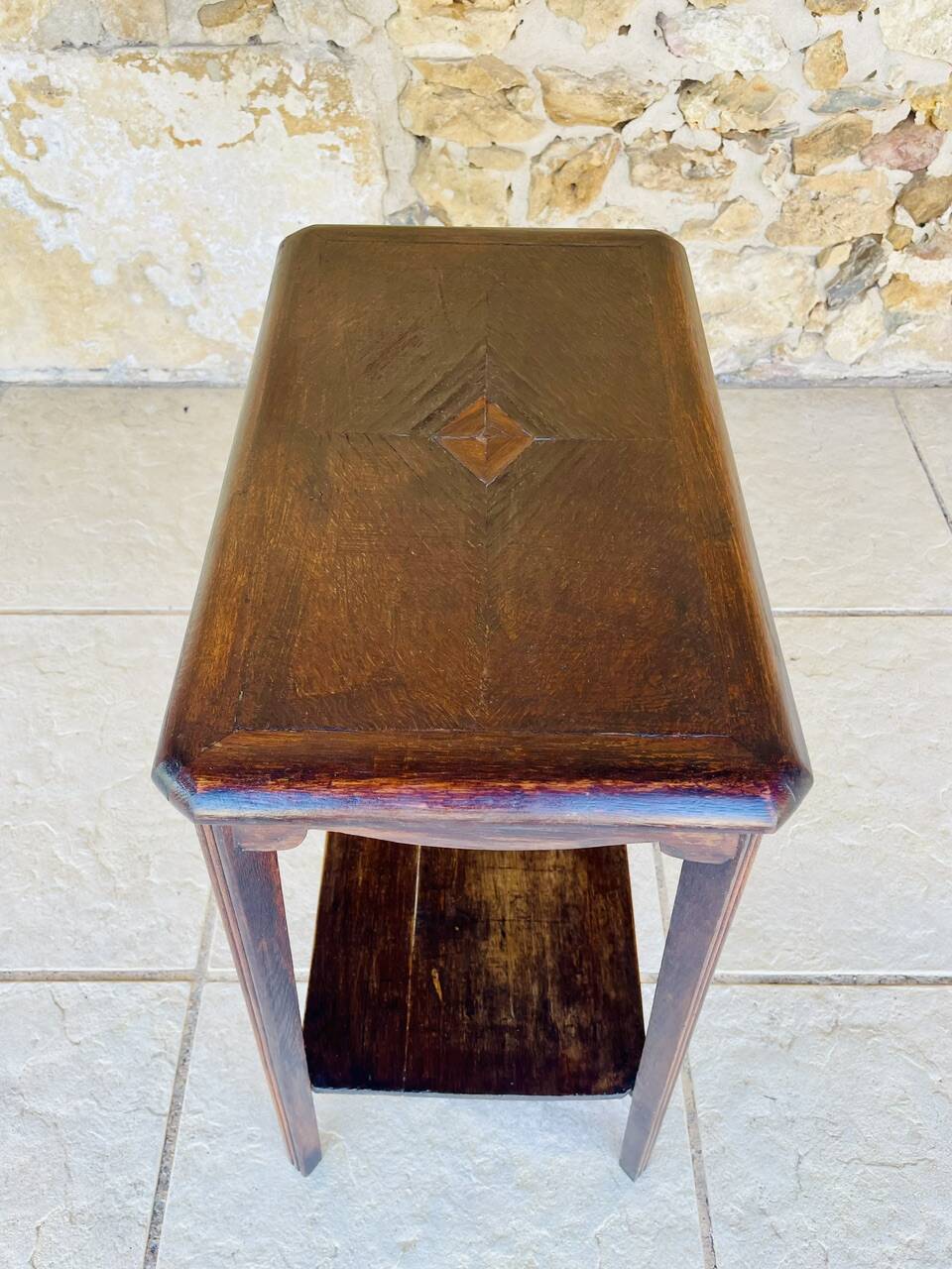 Table d'appoint Art déco en noyer avec étagère, années 1930