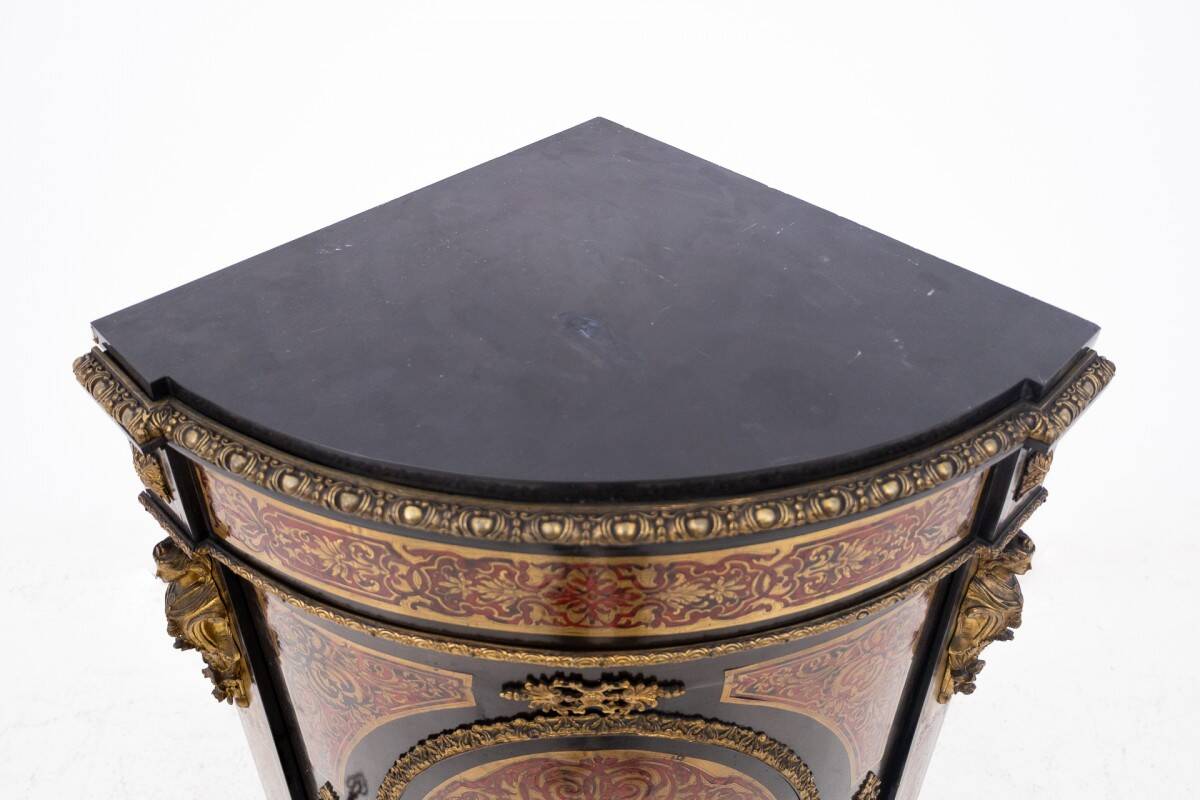 Commode d'angle ancienne, France, milieu du XIXe siècle.