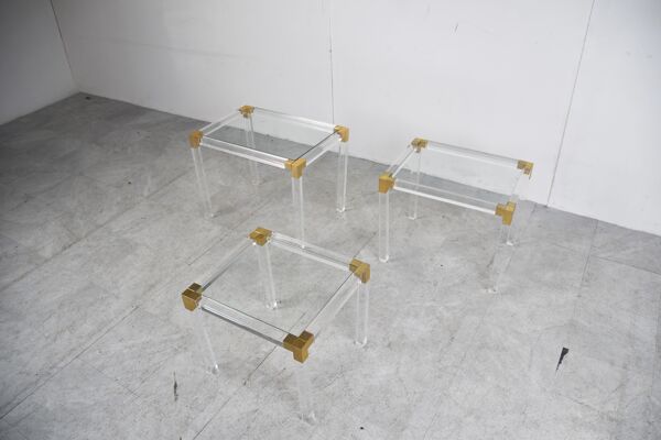 Ensemble de 3 tables gigognes en lucite et laiton, années 1970