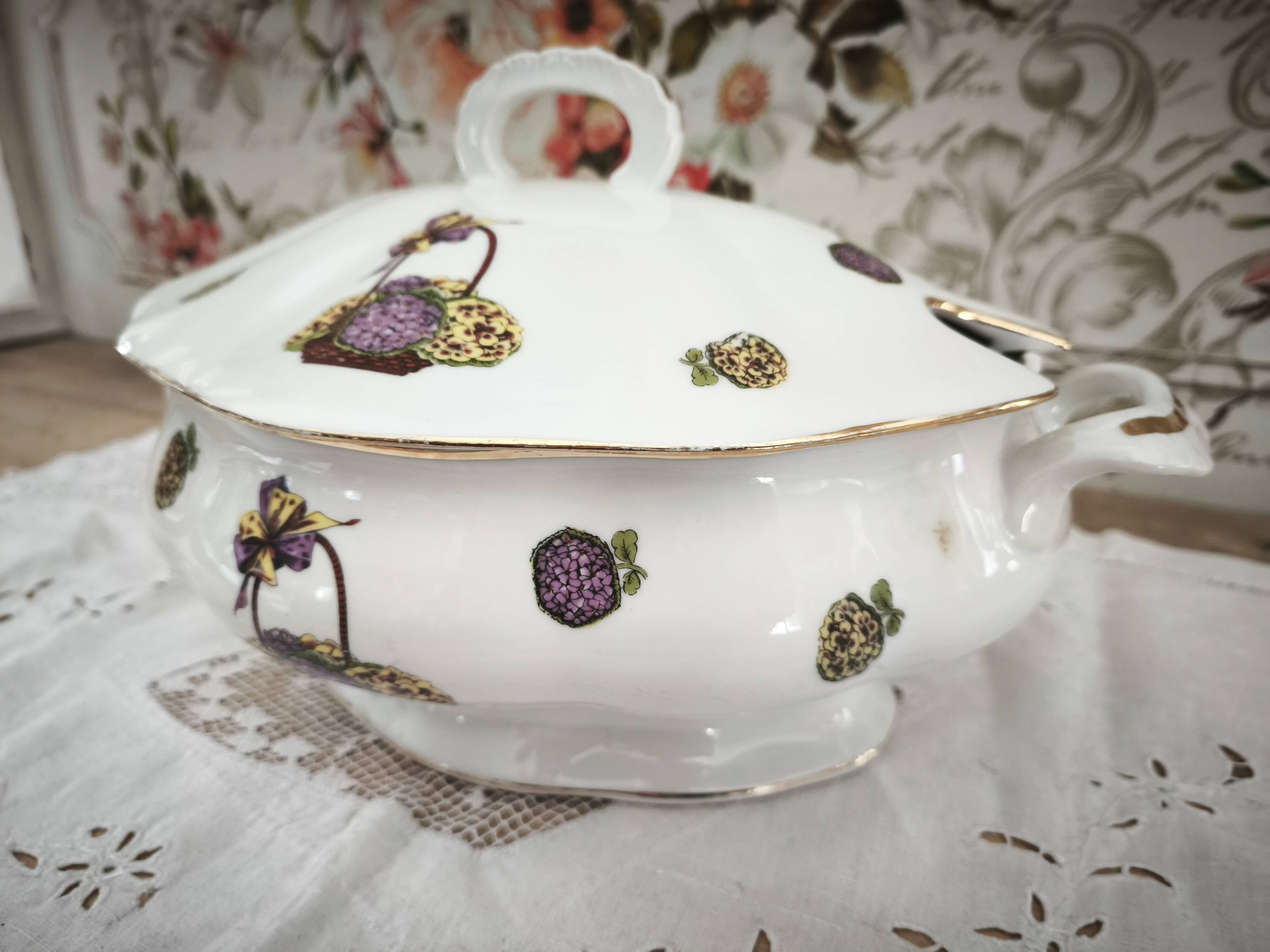 Soupière en porcelaine de Limoges décor panier d'hortensias