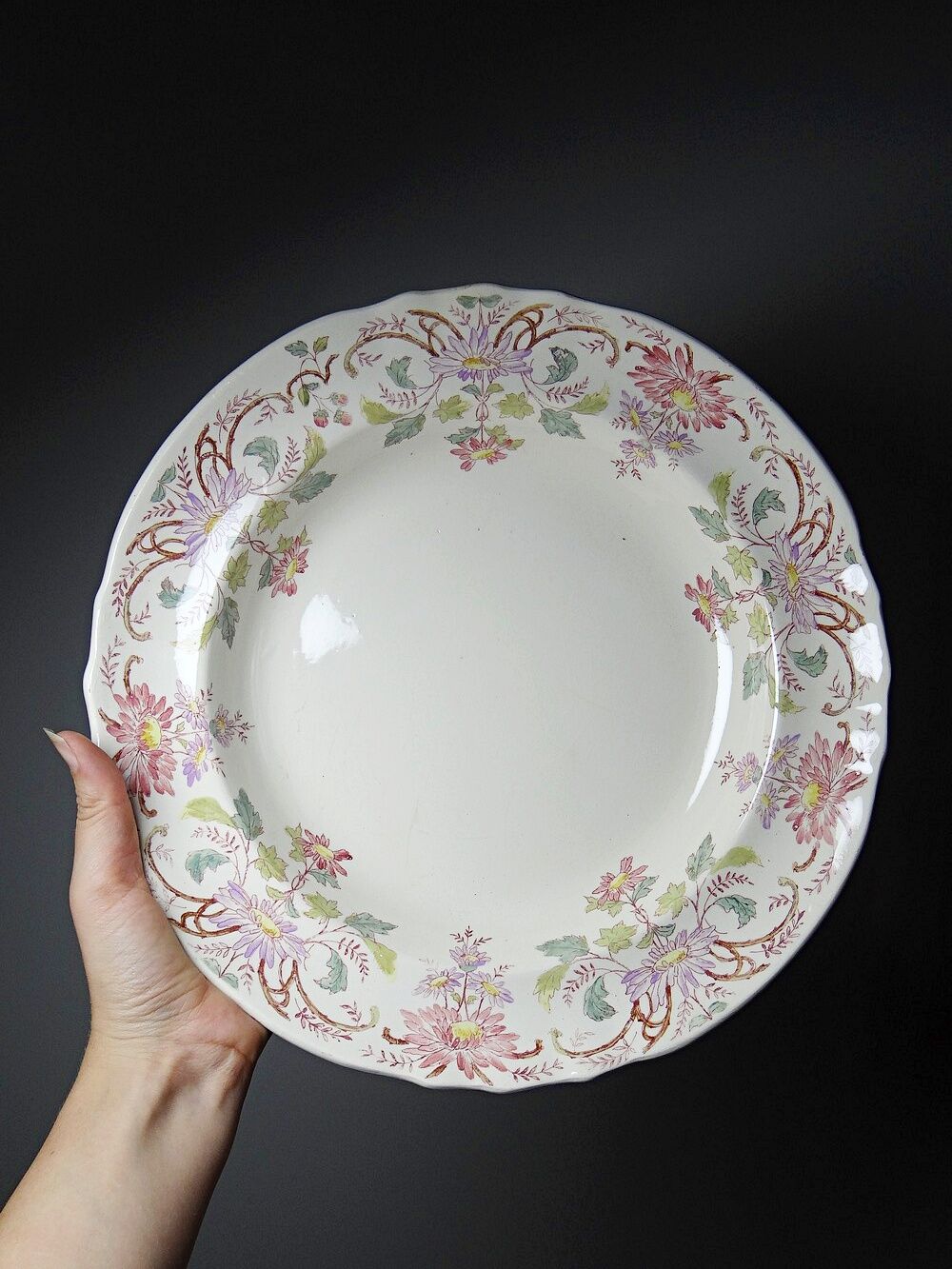 Antique Longchamp service shallow dish with polychrome daisies, ironstone, 19th century.