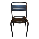 Chaise en métal à lattes noires