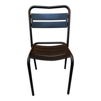 Chaise en métal à lattes noires