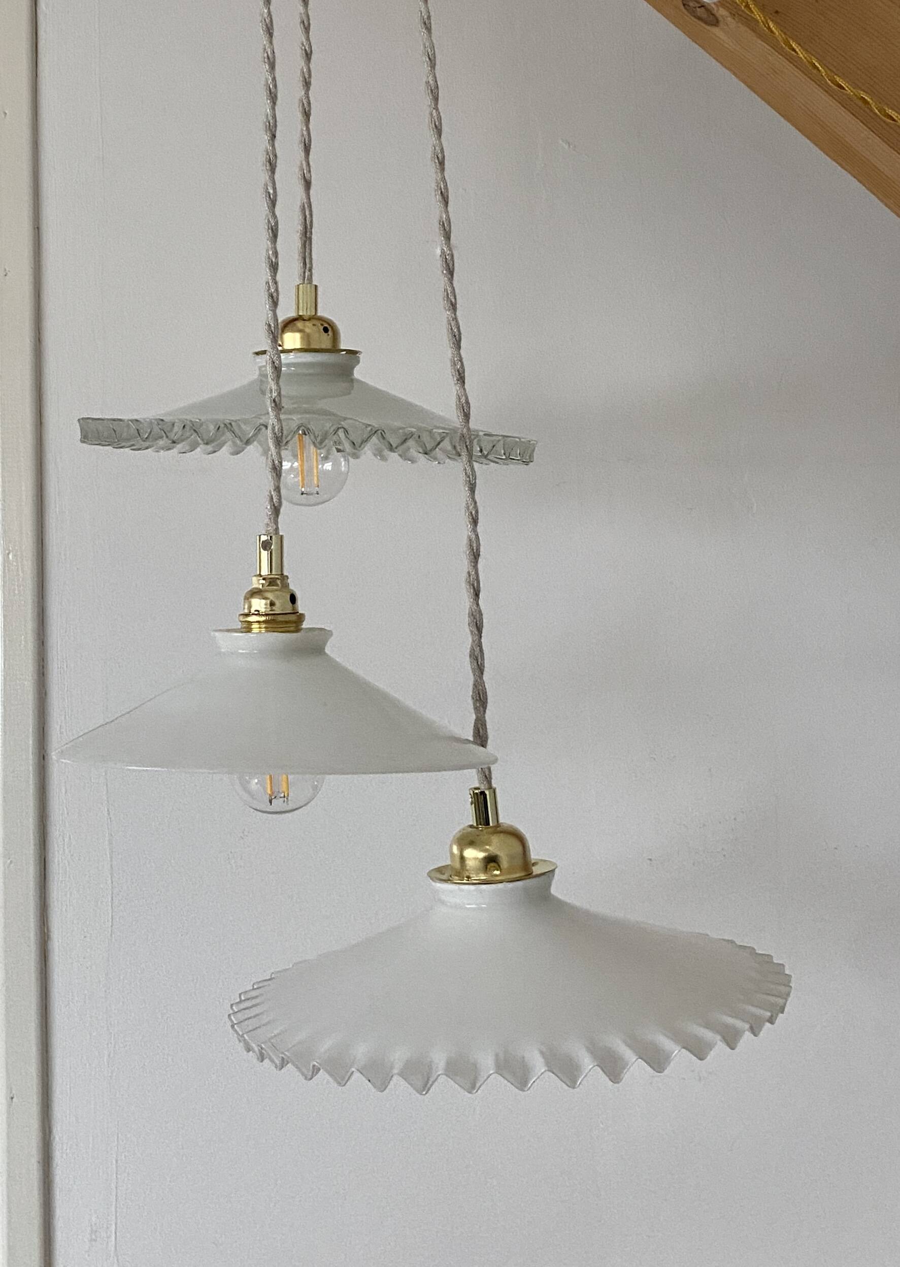 Suspension triple abat-jour vintage en opaline blanche