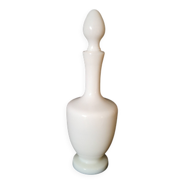 carafe en opaline blanche