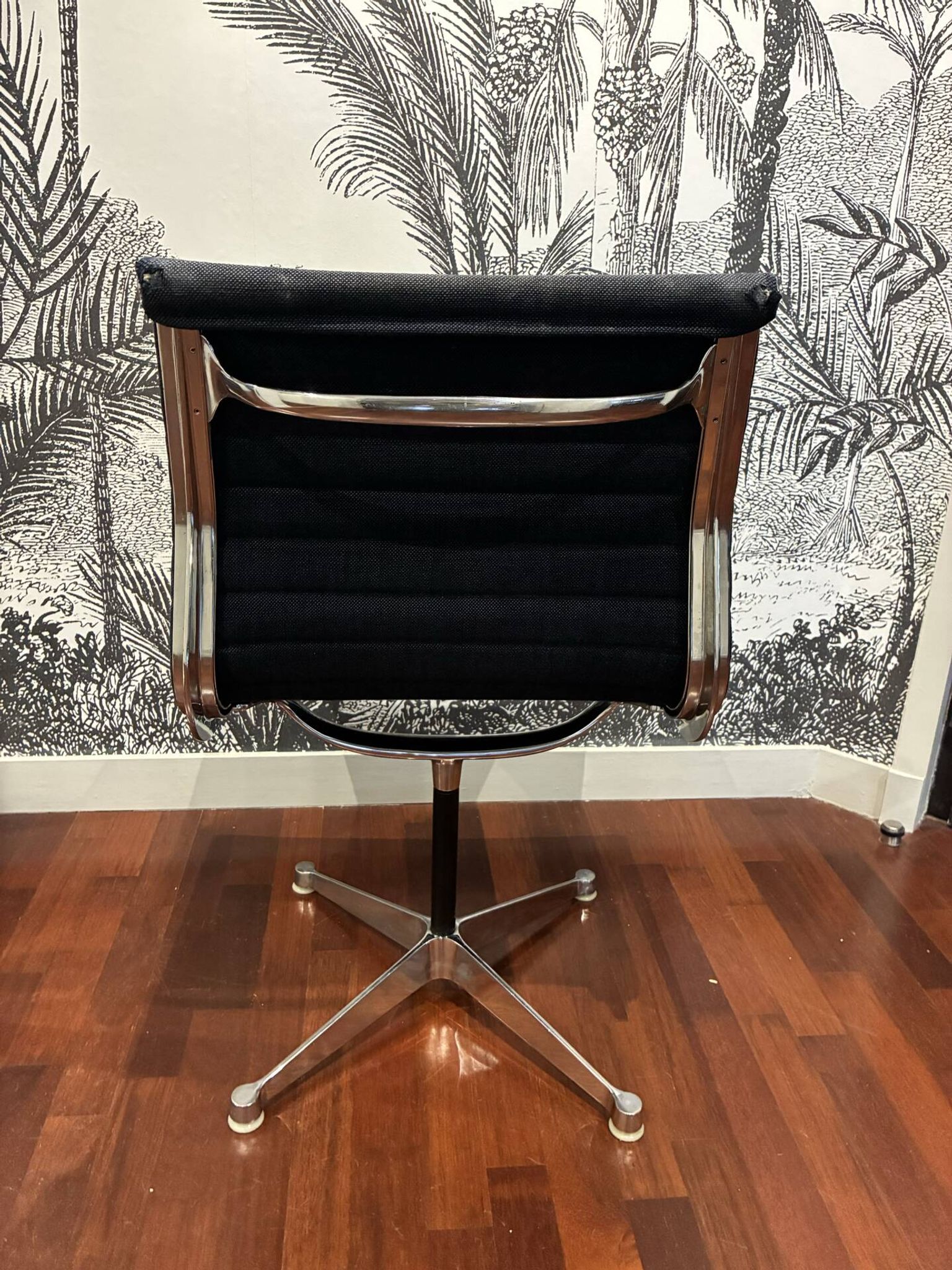 Herman Miller EA105 chair