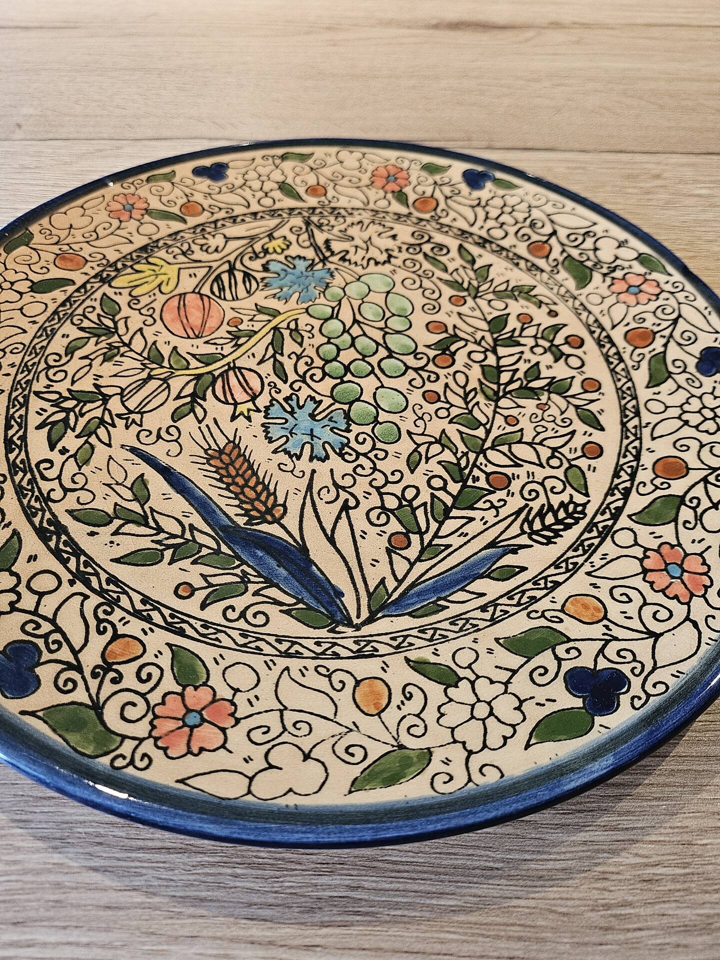 Superb decorative plate in traditional Armenian ceramic, in