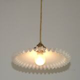 Suspension Vintage Art Déco Français en verre opalin blanc bordé de franges 5408