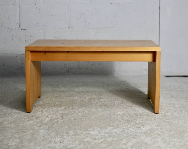 Charlotte Perriand (séléction de ) pour Les Arcs, rare table basse en pin, France,  circa 1960